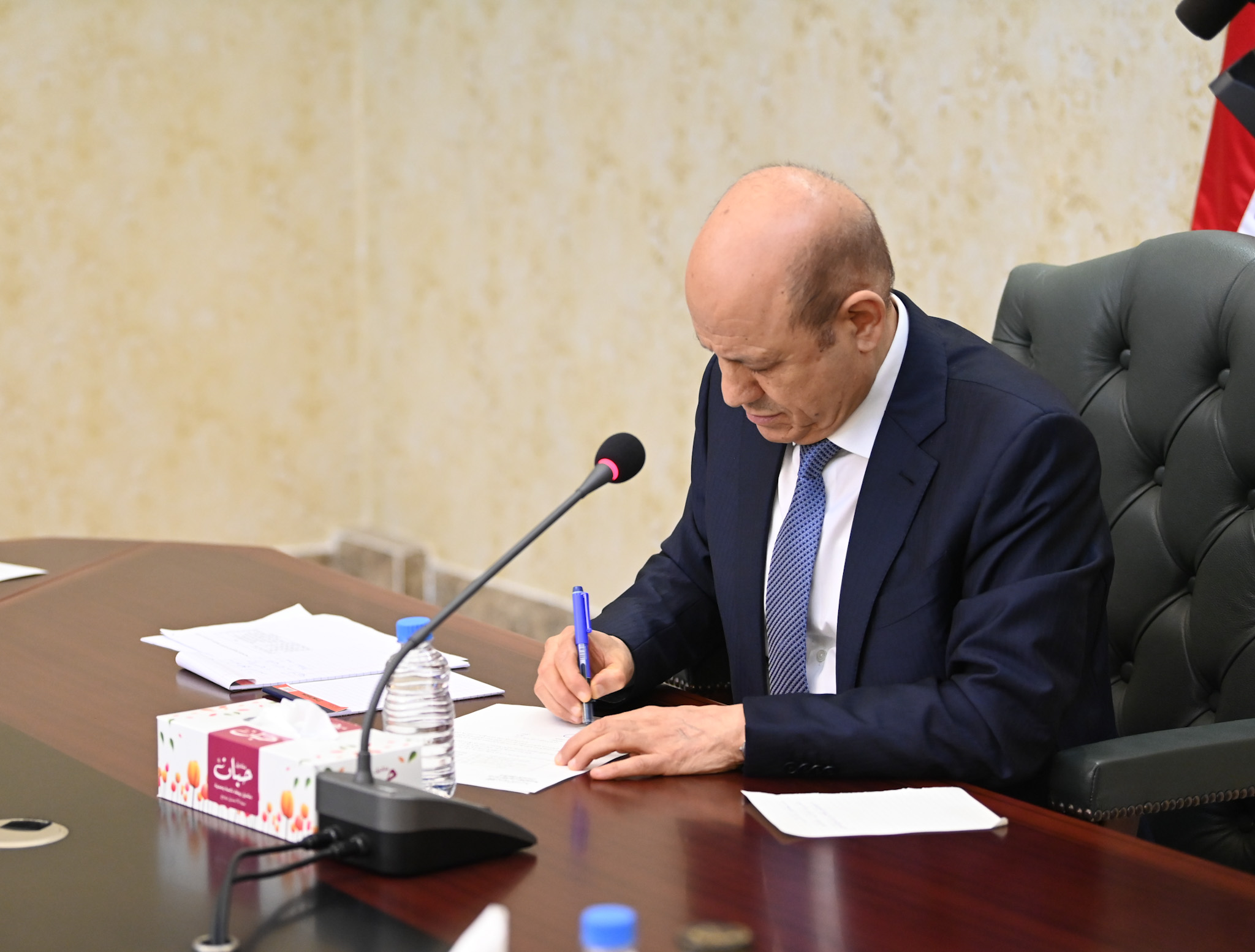 President of the Republic signs decisions for promoting and settling the conditions of more than 52,000 dismissed employees in the southern governorates