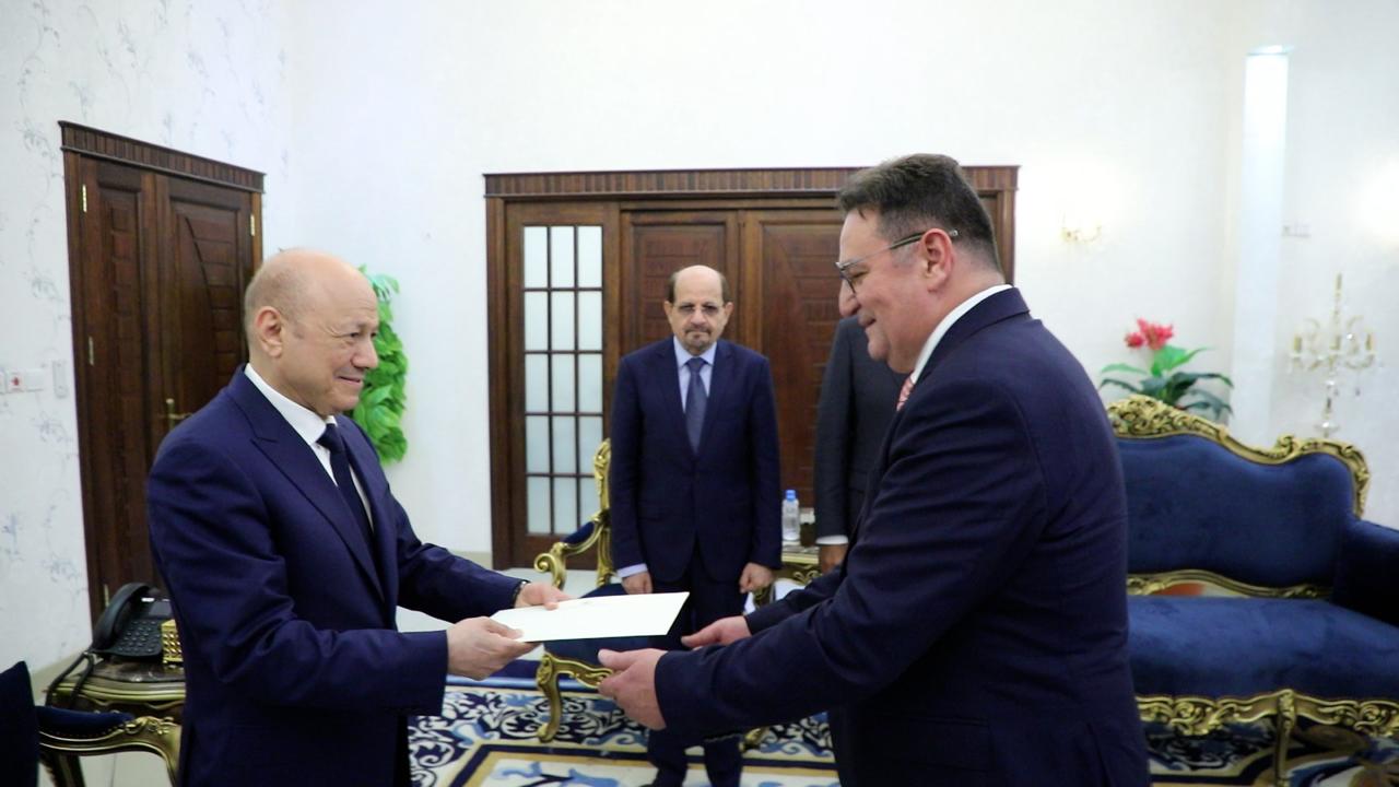 President Al-Alimi Receives Credentials of Romanian Ambassador