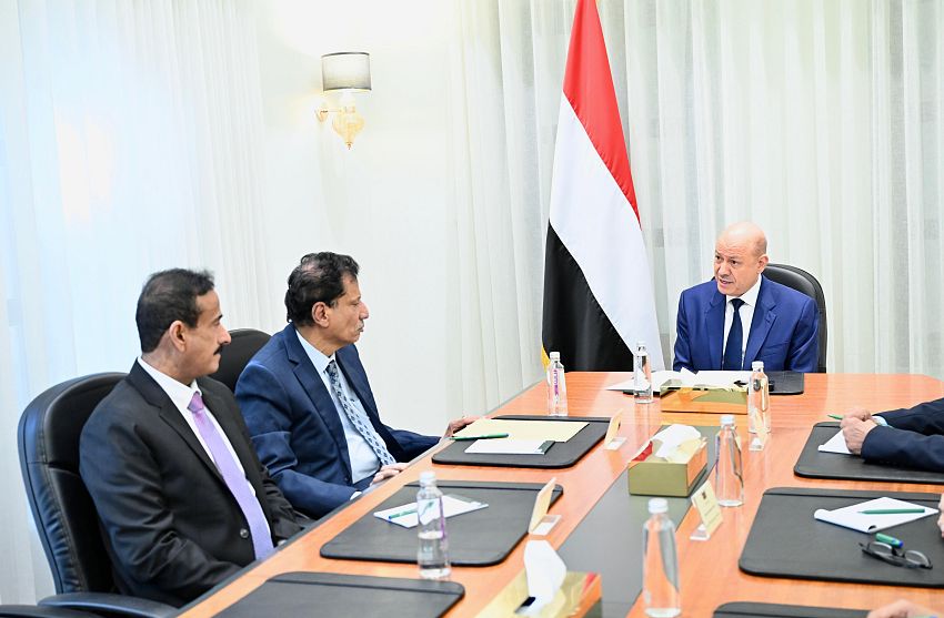 President Al-Alimi Meets Governors of Al-Mahrah and Shabwah, Announces Promising Development Projects