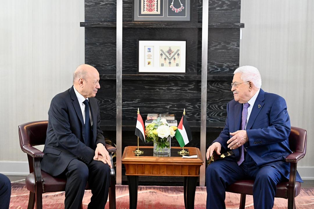 President Al-Alimi Meets with Palestinian President to Discuss National and Regional Developments