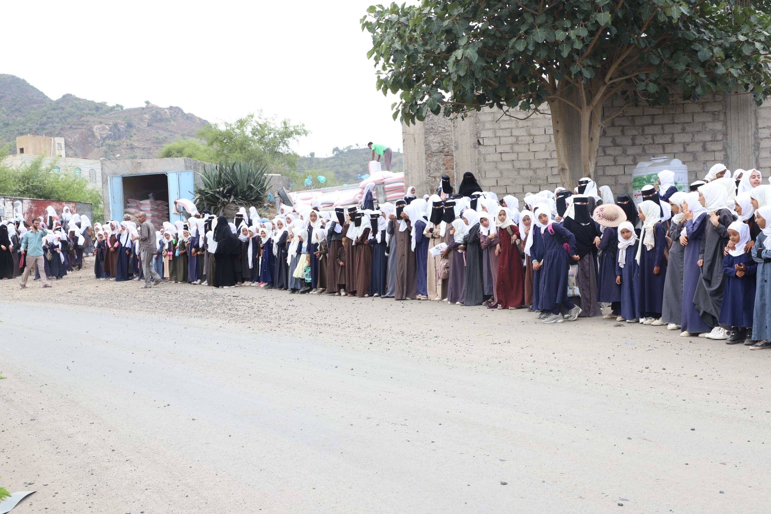 The popular reception of His Excellency President Al-Alimi during his visit to Taiz Governorate(2)