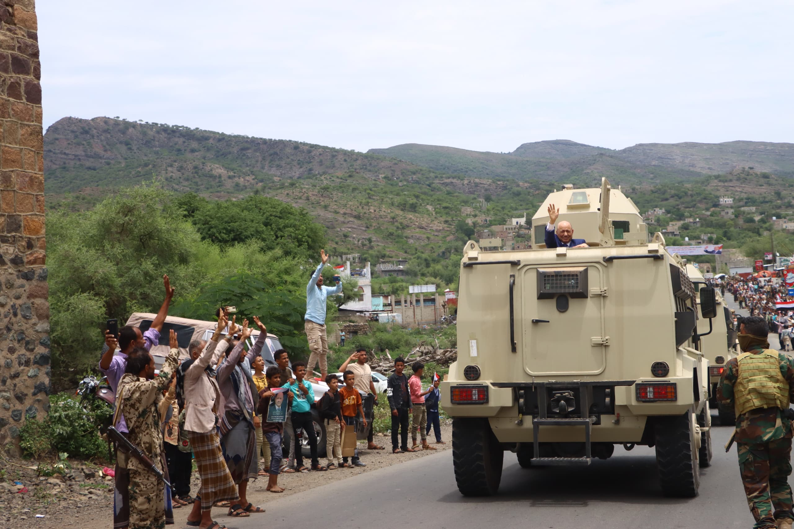 The popular reception of His Excellency President Al-Alimi during his visit to Taiz Governorate(3)