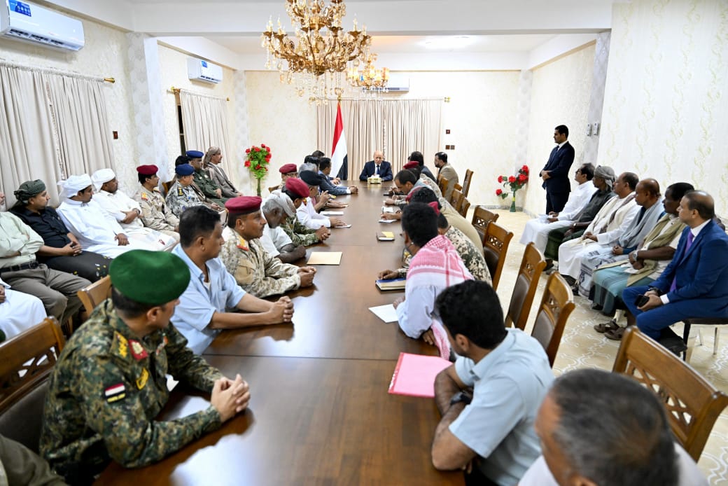 President Al- Alimi holds a meeting with  local authority and executive office of Al-Mahra