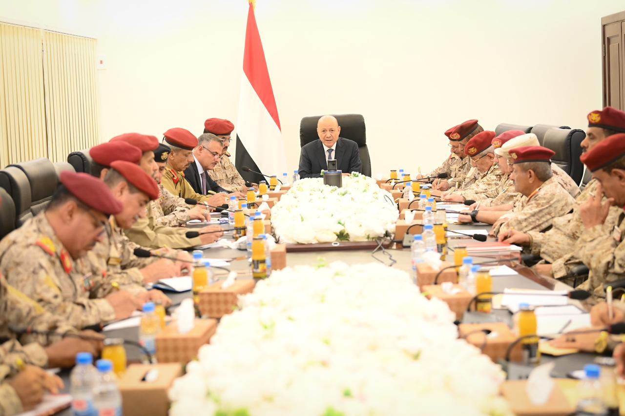 President Al-Alimi meets with leadership of Ministry of Defense, Chief of General Staff, and commanders of military, regions, and axes forces