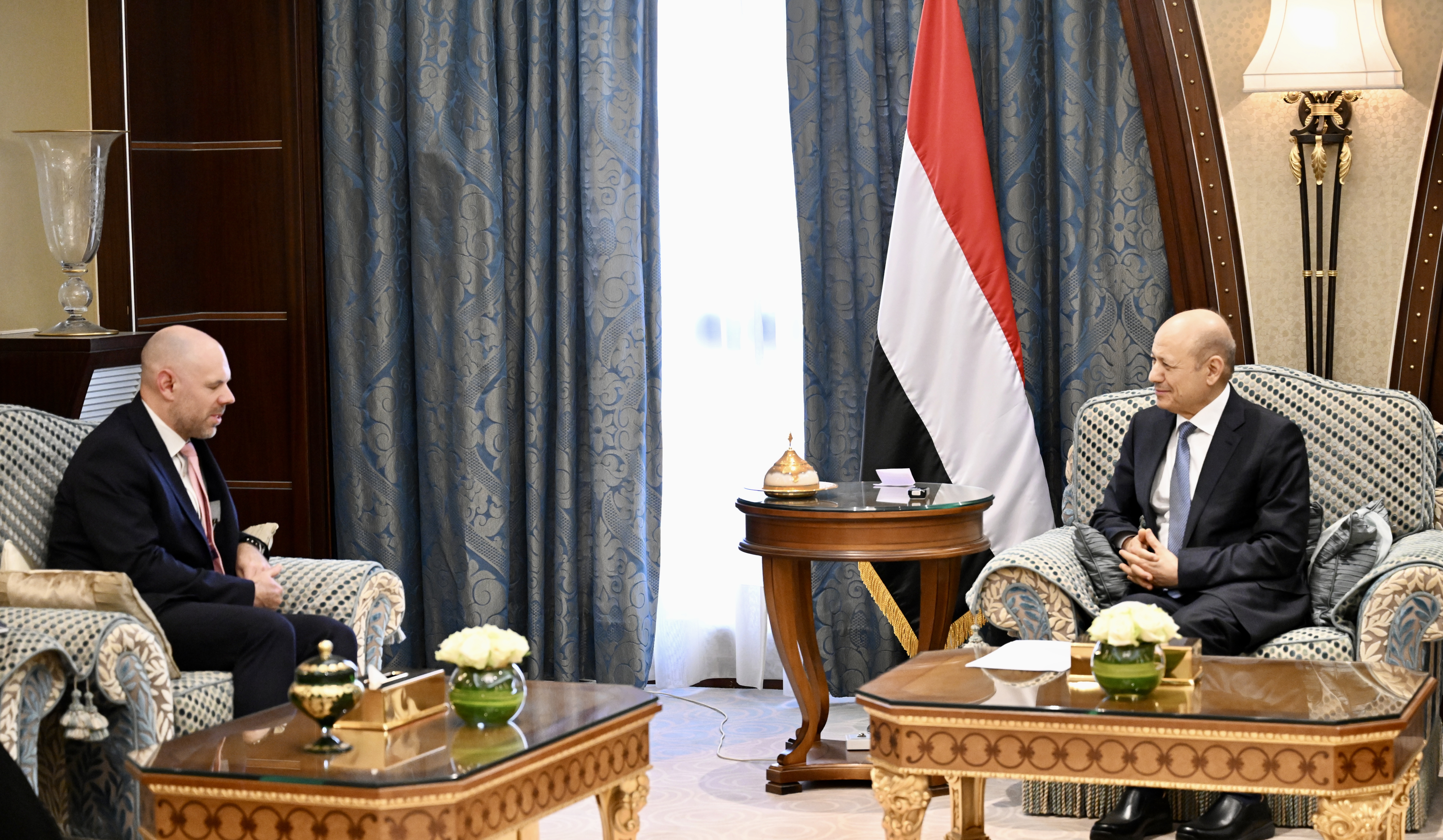 President al-Alimi receives UK Ambassador to Yemen