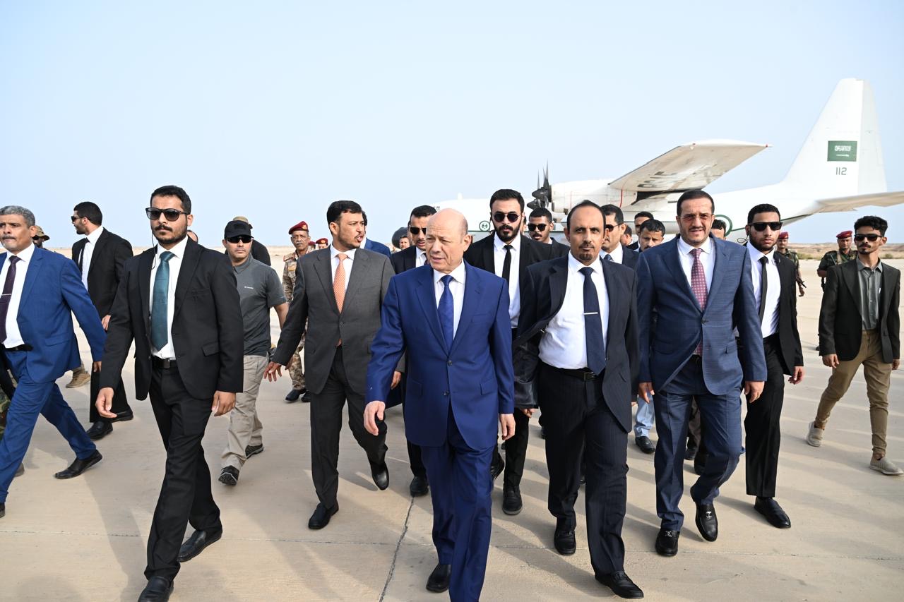 PRESIDENT AL-ALIMI ARRIVES IN AL MUKALLA WITH ABDULLAH AL-ALIMI AND OTHMAN MUJALI, MEMBERS OF THE COUNCIL(1)