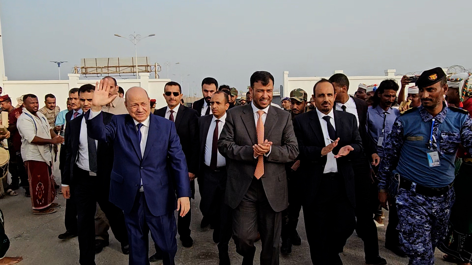 PRESIDENT AL-ALIMI ARRIVES IN AL MUKALLA WITH ABDULLAH AL-ALIMI AND OTHMAN MUJALI, MEMBERS OF THE COUNCIL (3 )