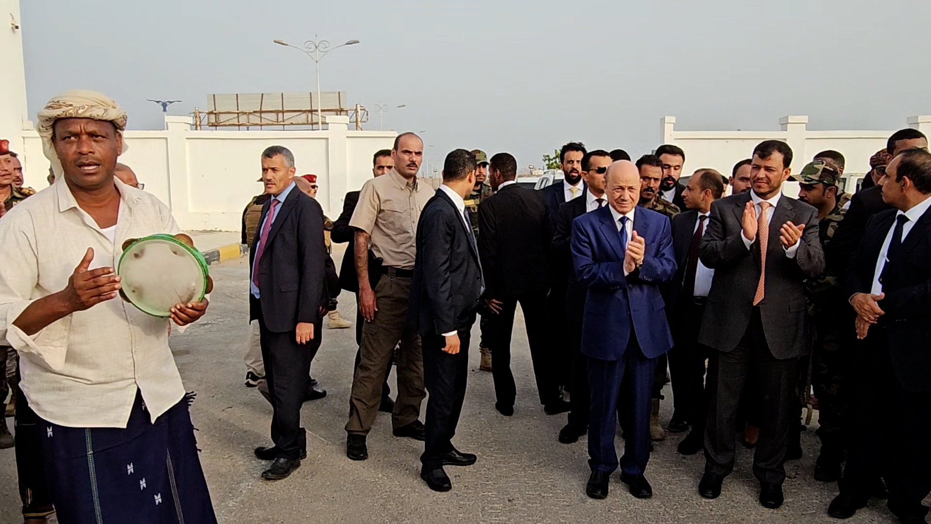 PRESIDENT AL-ALIMI ARRIVES IN AL MUKALLA WITH ABDULLAH AL-ALIMI AND OTHMAN MUJALI, MEMBERS OF THE COUNCIL (3 )