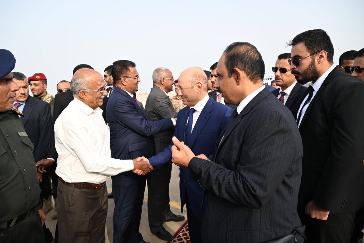 PRESIDENT AL-ALIMI ARRIVES IN AL MUKALLA WITH ABDULLAH AL-ALIMI AND OTHMAN MUJALI, MEMBERS OF THE COUNCIL(1)