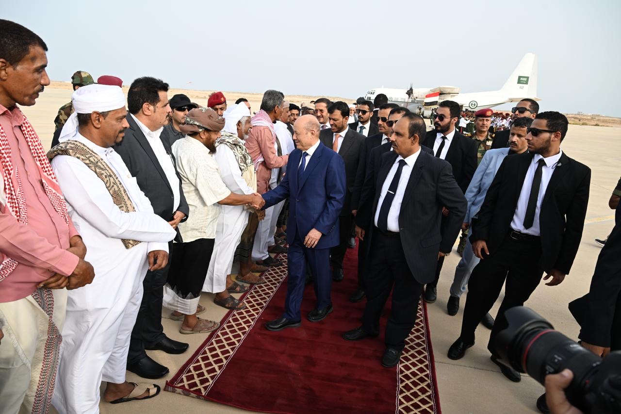 PRESIDENT AL-ALIMI ARRIVES IN AL MUKALLA WITH ABDULLAH AL-ALIMI AND OTHMAN MUJALI, MEMBERS OF THE COUNCIL (2)