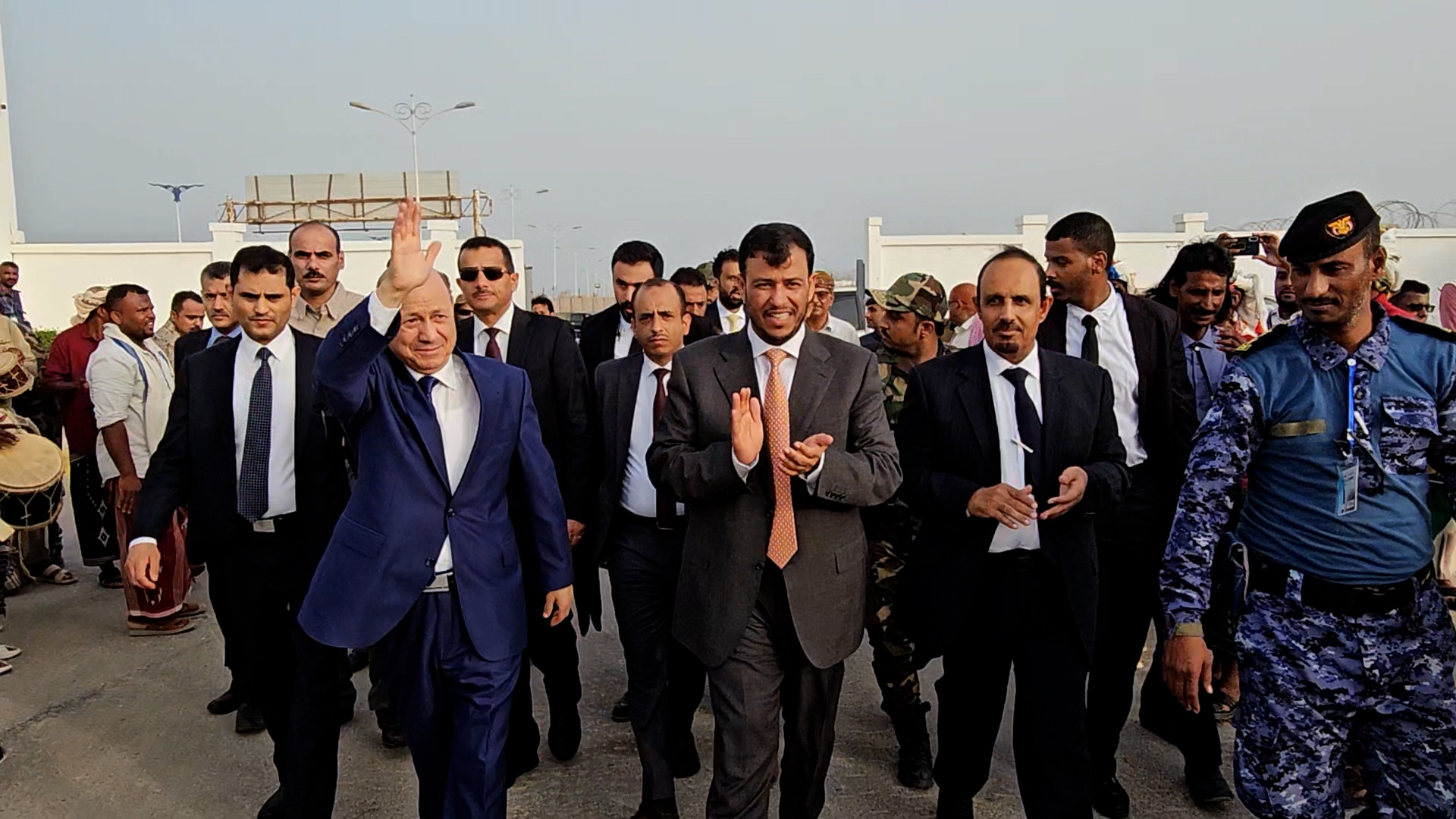 PRESIDENT AL-ALIMI ARRIVES IN AL MUKALLA WITH ABDULLAH AL-ALIMI AND OTHMAN MUJALI, MEMBERS OF THE COUNCIL (3 )