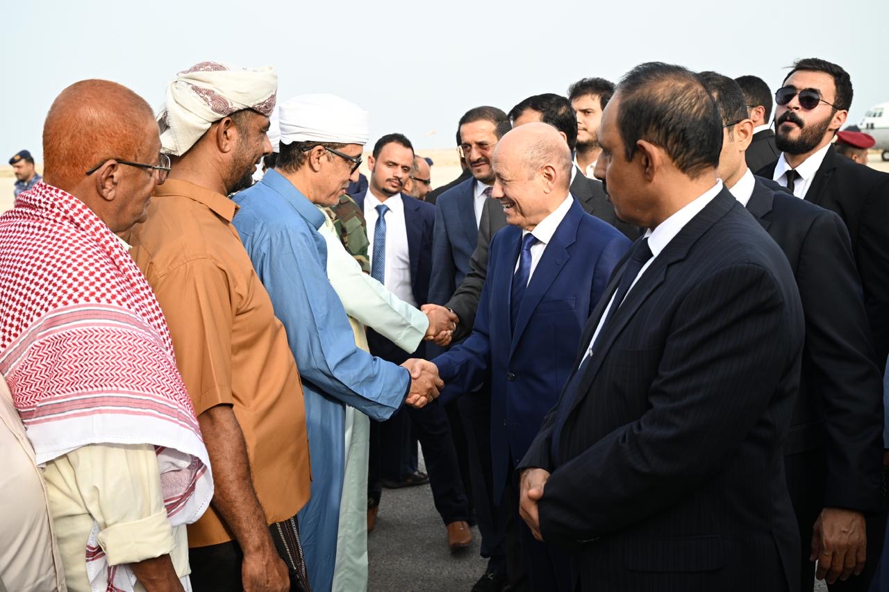 PRESIDENT AL-ALIMI ARRIVES IN AL MUKALLA WITH ABDULLAH AL-ALIMI AND OTHMAN MUJALI, MEMBERS OF THE COUNCIL (3 )