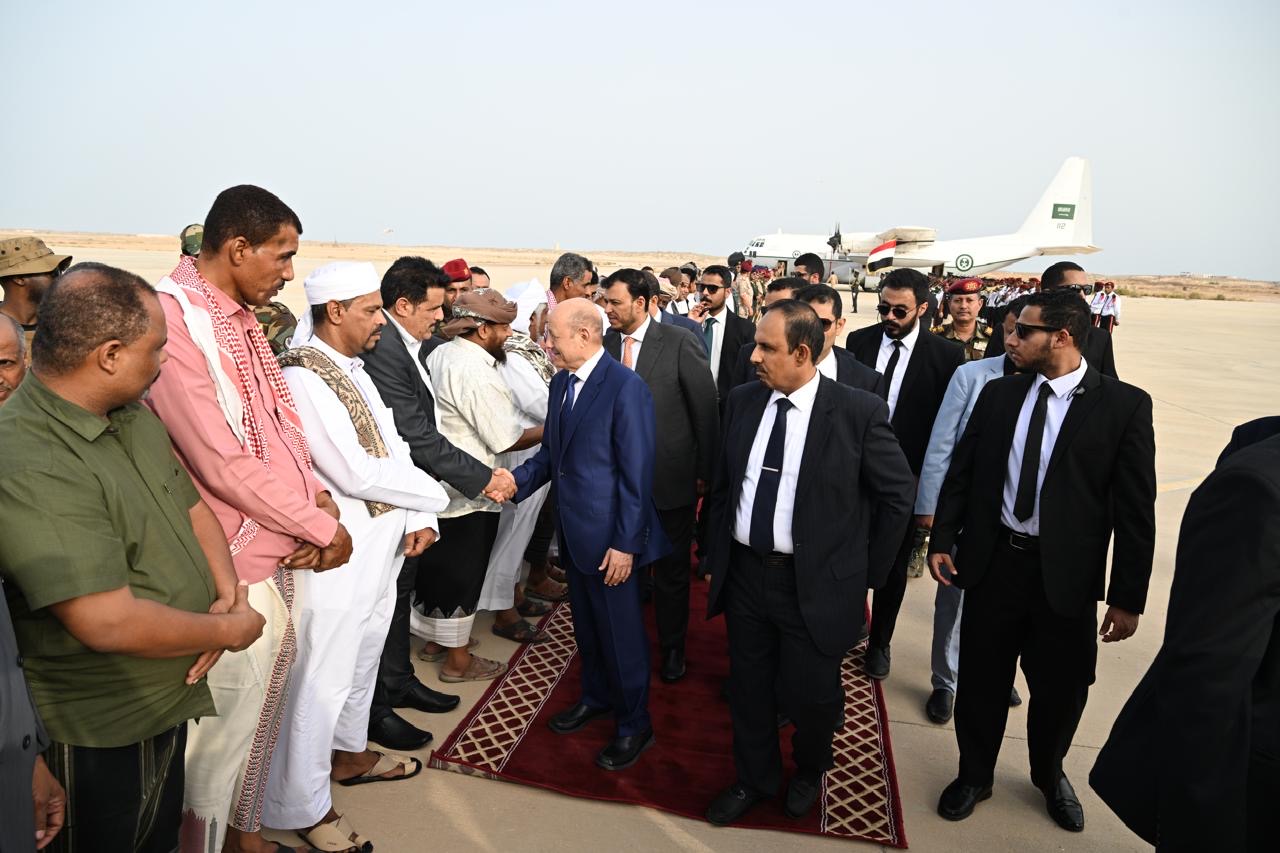 PRESIDENT AL-ALIMI ARRIVES IN AL MUKALLA WITH ABDULLAH AL-ALIMI AND OTHMAN MUJALI, MEMBERS OF THE COUNCIL (2)