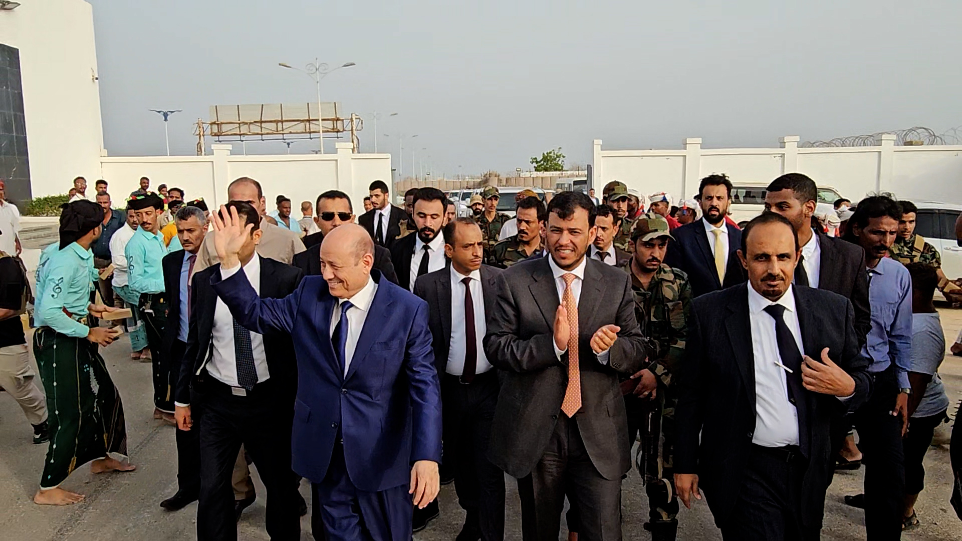 PRESIDENT AL-ALIMI ARRIVES IN AL MUKALLA WITH ABDULLAH AL-ALIMI AND OTHMAN MUJALI, MEMBERS OF THE COUNCIL (3 )