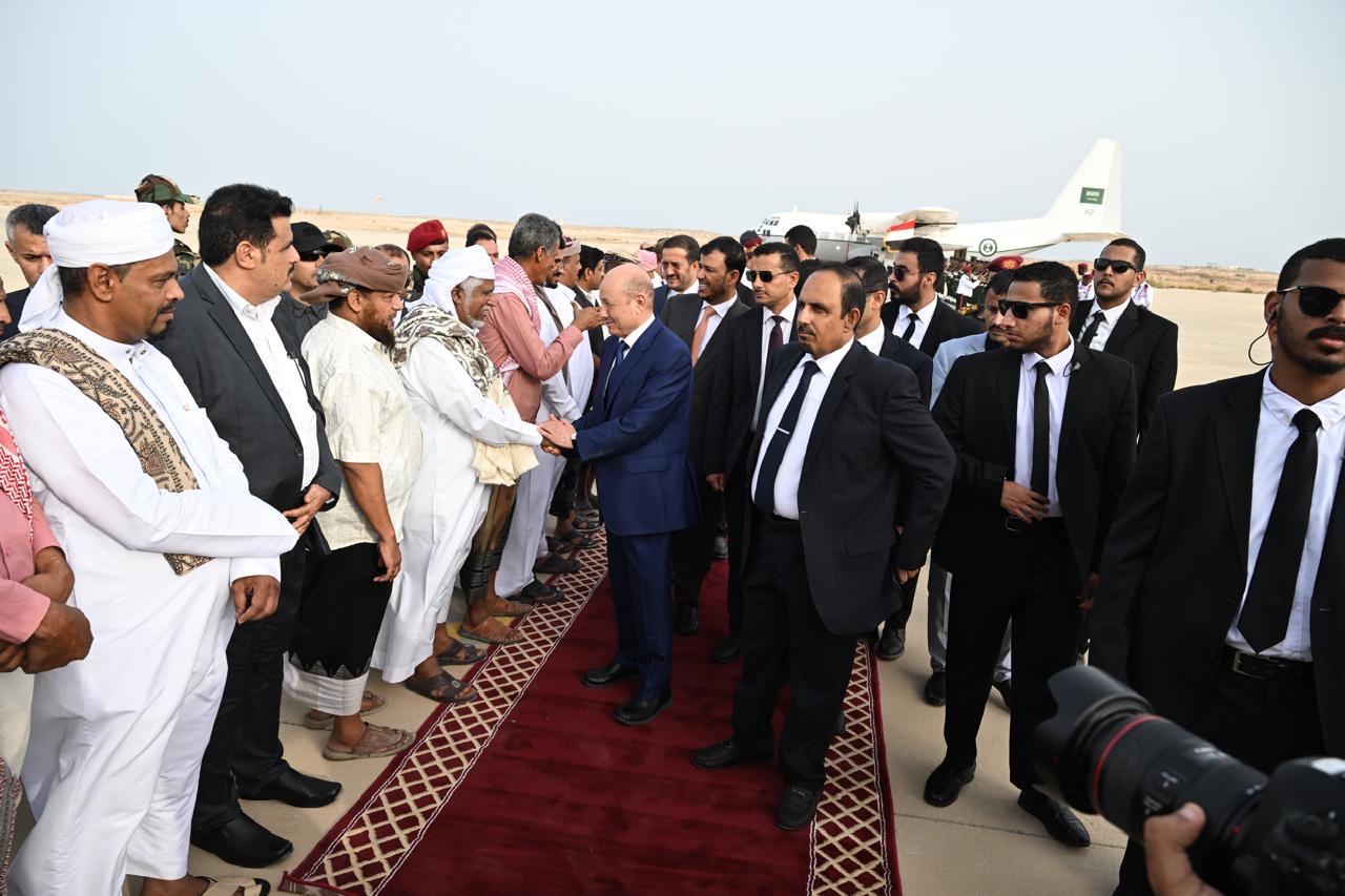 PRESIDENT AL-ALIMI ARRIVES IN AL MUKALLA WITH ABDULLAH AL-ALIMI AND OTHMAN MUJALI, MEMBERS OF THE COUNCIL (2)