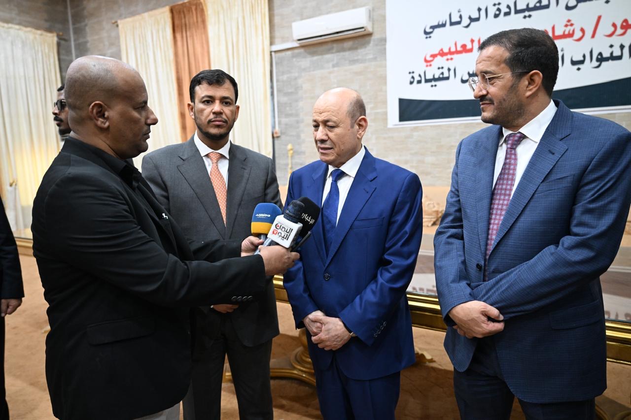 PRESIDENT AL-ALIMI ARRIVES IN AL MUKALLA WITH ABDULLAH AL-ALIMI AND OTHMAN MUJALI, MEMBERS OF THE COUNCIL (3 )