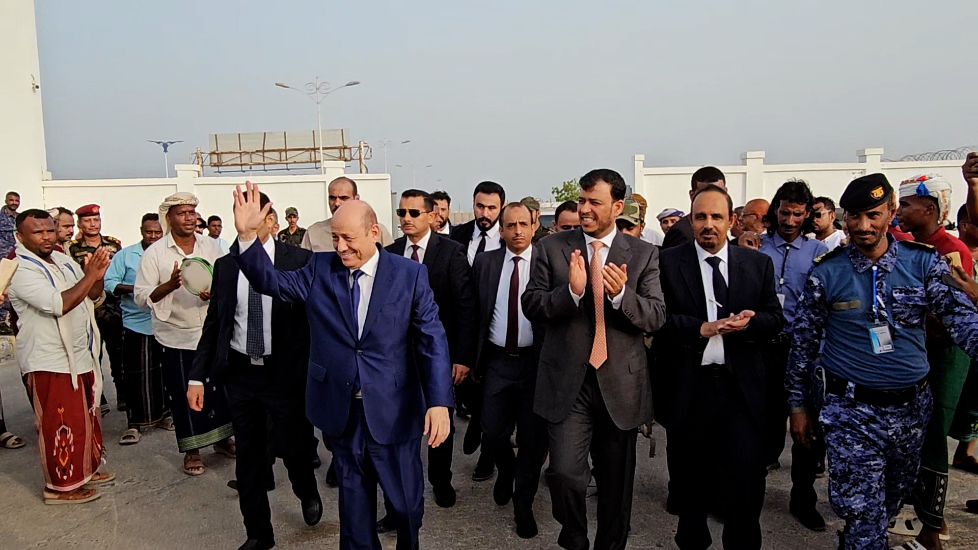 PRESIDENT AL-ALIMI ARRIVES IN AL MUKALLA WITH ABDULLAH AL-ALIMI AND OTHMAN MUJALI, MEMBERS OF THE COUNCIL (3 )