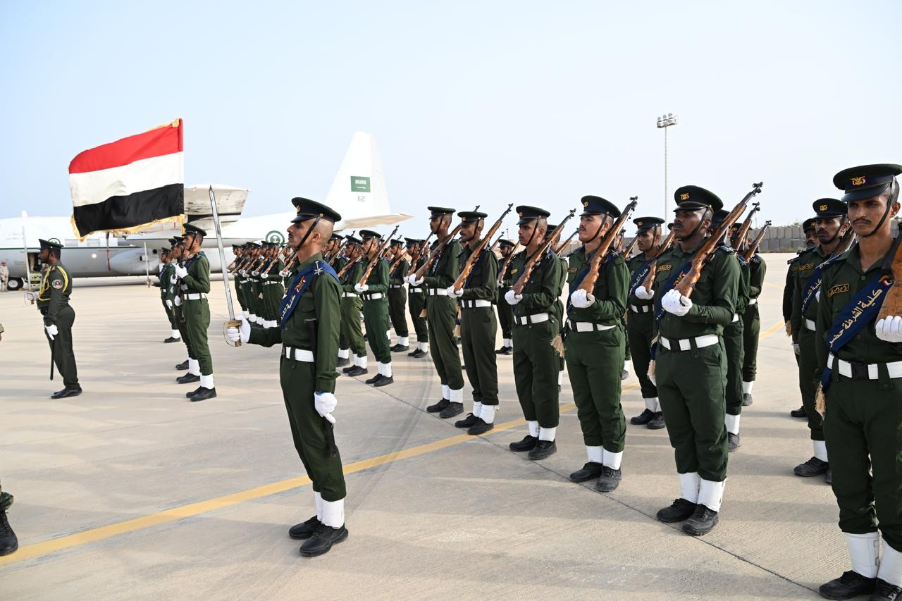 PRESIDENT AL-ALIMI ARRIVES IN AL MUKALLA WITH ABDULLAH AL-ALIMI AND OTHMAN MUJALI, MEMBERS OF THE COUNCIL(1)