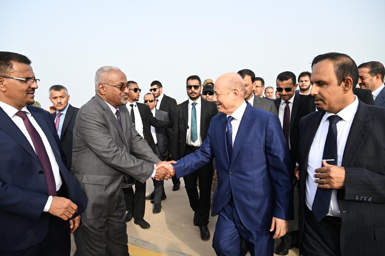 PRESIDENT AL-ALIMI ARRIVES IN AL MUKALLA WITH ABDULLAH AL-ALIMI AND OTHMAN MUJALI, MEMBERS OF THE COUNCIL(1)