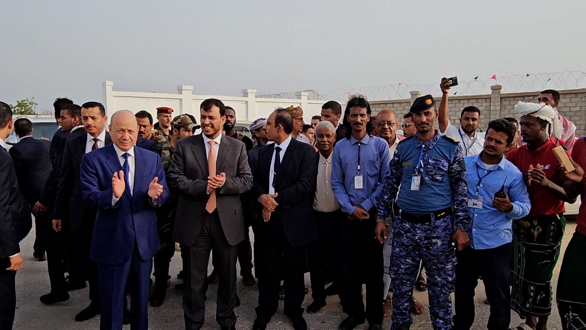 PRESIDENT AL-ALIMI ARRIVES IN AL MUKALLA WITH ABDULLAH AL-ALIMI AND OTHMAN MUJALI, MEMBERS OF THE COUNCIL (3 )