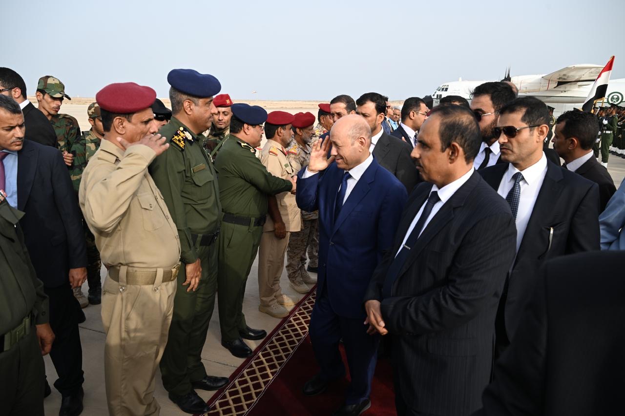 PRESIDENT AL-ALIMI ARRIVES IN AL MUKALLA WITH ABDULLAH AL-ALIMI AND OTHMAN MUJALI, MEMBERS OF THE COUNCIL(1)