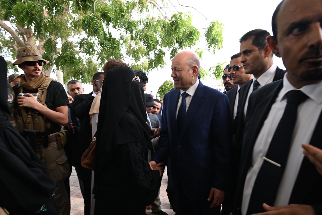 PRESIDENT AL-ALIMI ARRIVES IN AL MUKALLA WITH ABDULLAH AL-ALIMI AND OTHMAN MUJALI, MEMBERS OF THE COUNCIL (3 )