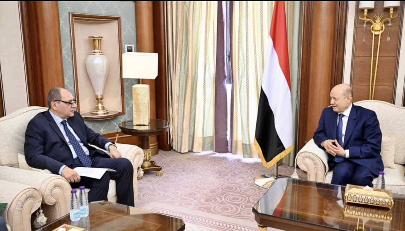 The Egyptian ambassador to Yemen informs the President of the Presidential Leadership Council about President Sisi's directives regarding the facilities required for Yemeni residents and expatriates