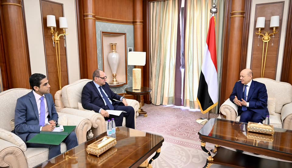 THE EGYPTIAN AMBASSADOR TO YEMEN INFORMS THE PRESIDENT OF THE PRESIDENTIAL LEADERSHIP COUNCIL ABOUT PRESIDENT SISI'S DIRECTIVES REGARDING THE FACILITIES REQUIRED FOR YEMENI RESIDENTS AND EXPATRIATES Mon ، 28 Aug 2023 