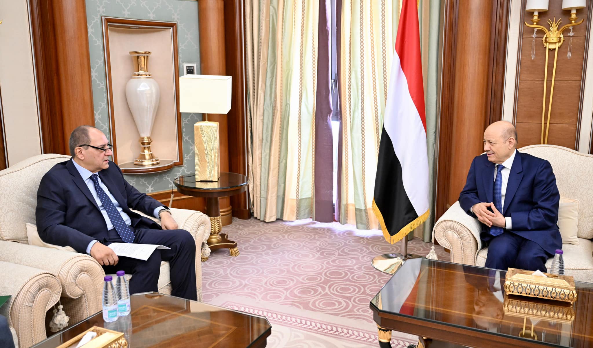 THE EGYPTIAN AMBASSADOR TO YEMEN INFORMS THE PRESIDENT OF THE PRESIDENTIAL LEADERSHIP COUNCIL ABOUT PRESIDENT SISI'S DIRECTIVES REGARDING THE FACILITIES REQUIRED FOR YEMENI RESIDENTS AND EXPATRIATES Mon ، 28 Aug 2023 