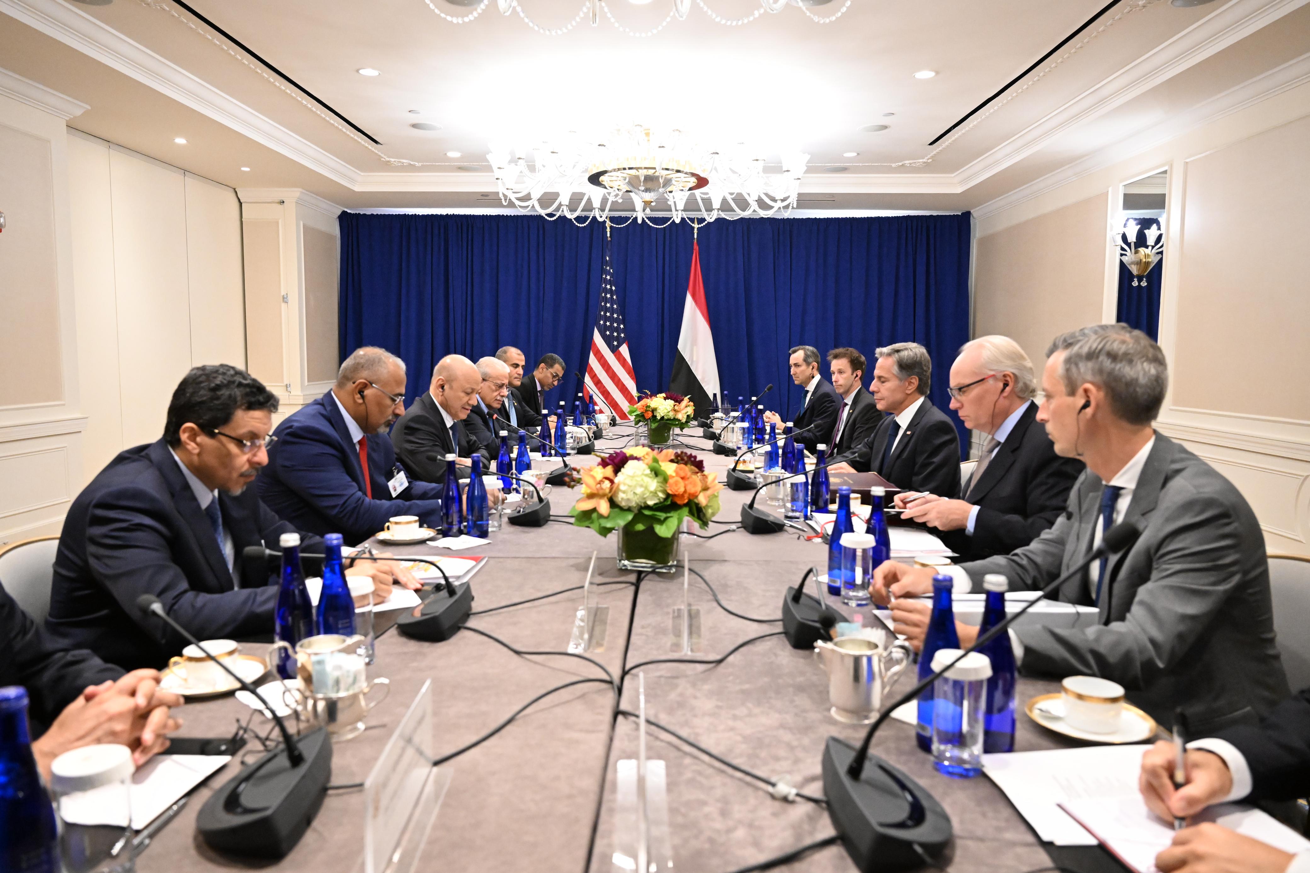 PRESIDENT OF THE PRESIDENTIAL LEADERSHIP COUNCIL DISCUSSES WITH THE US SECRETARY OF STATE BILATERAL RELATIONS AND OPPORTUNITIES TO REVIVE PEACE IN YEMEN Mon ، 18 Sep 2023