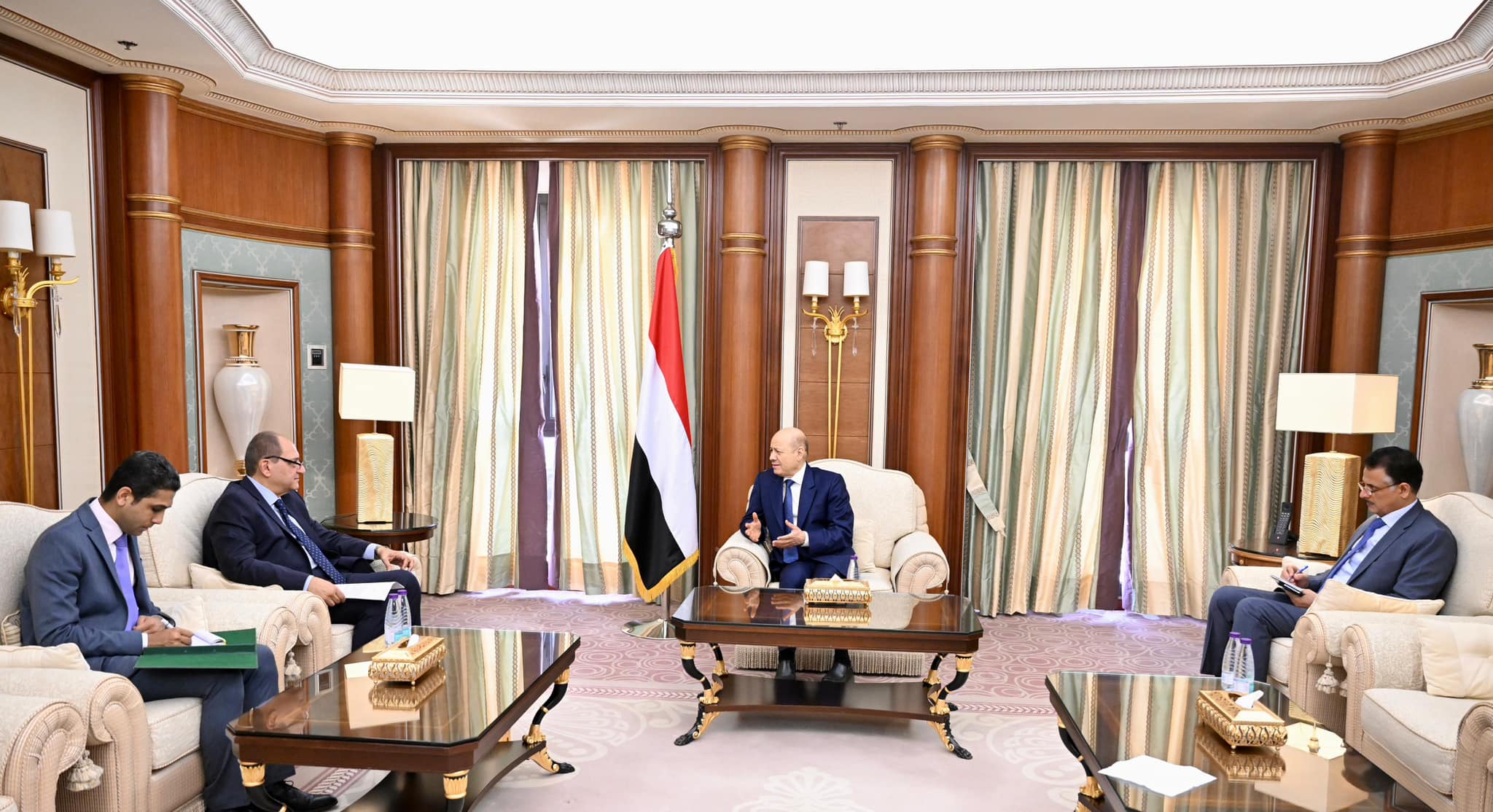 THE EGYPTIAN AMBASSADOR TO YEMEN INFORMS THE PRESIDENT OF THE PRESIDENTIAL LEADERSHIP COUNCIL ABOUT PRESIDENT SISI'S DIRECTIVES REGARDING THE FACILITIES REQUIRED FOR YEMENI RESIDENTS AND EXPATRIATES Mon ، 28 Aug 2023 