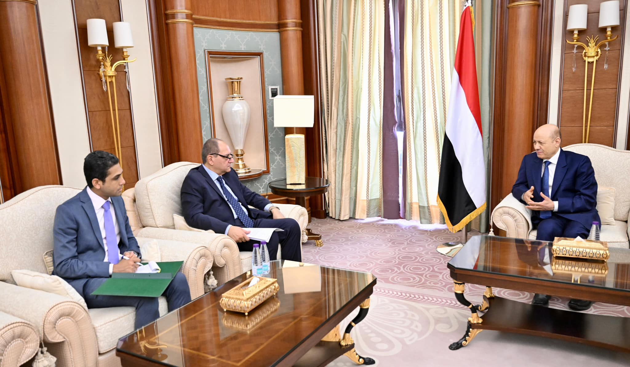 THE EGYPTIAN AMBASSADOR TO YEMEN INFORMS THE PRESIDENT OF THE PRESIDENTIAL LEADERSHIP COUNCIL ABOUT PRESIDENT SISI'S DIRECTIVES REGARDING THE FACILITIES REQUIRED FOR YEMENI RESIDENTS AND EXPATRIATES Mon ، 28 Aug 2023 