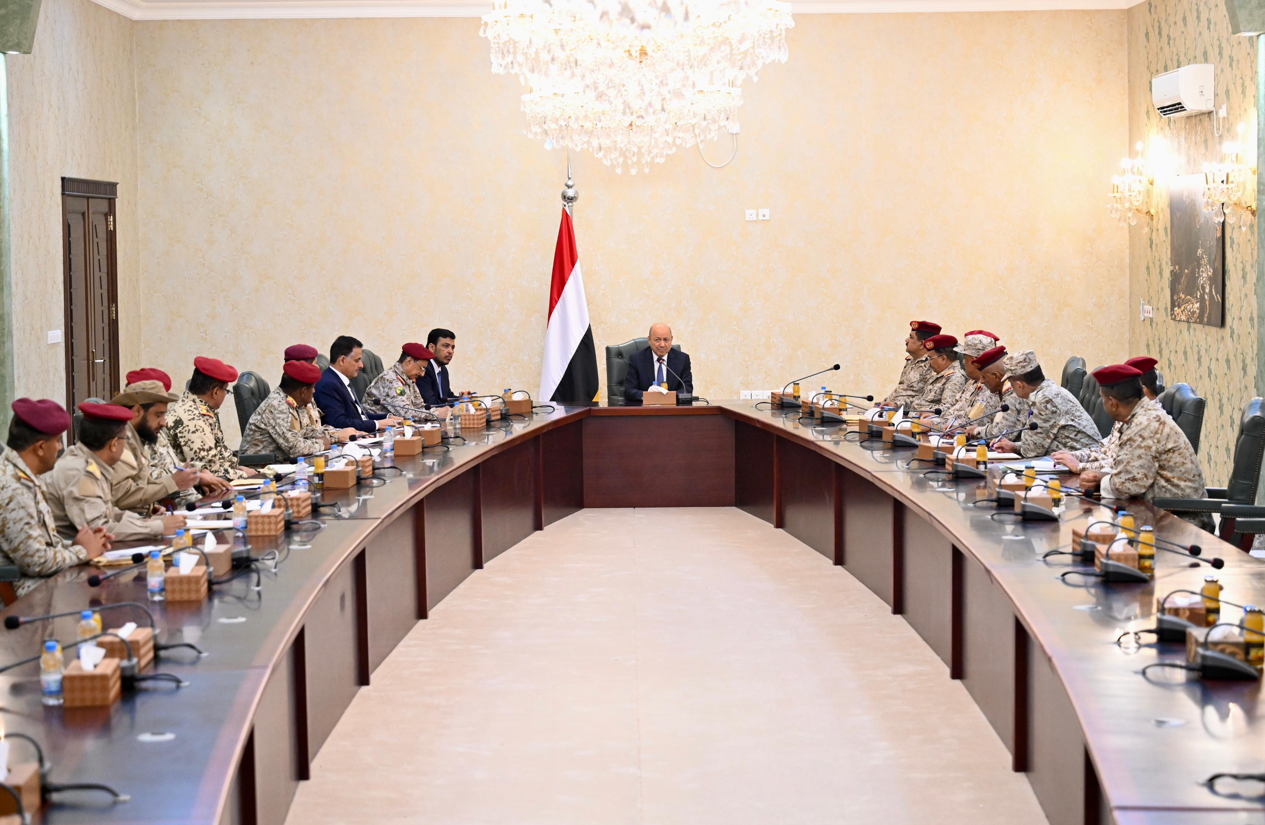 PRESIDENT AL-ALIMI MEETS WITH DEFENSE MINISTER AND LEADERSHIP OF FOURTH MILITARY REGION Wed ، 06 Sep 2023