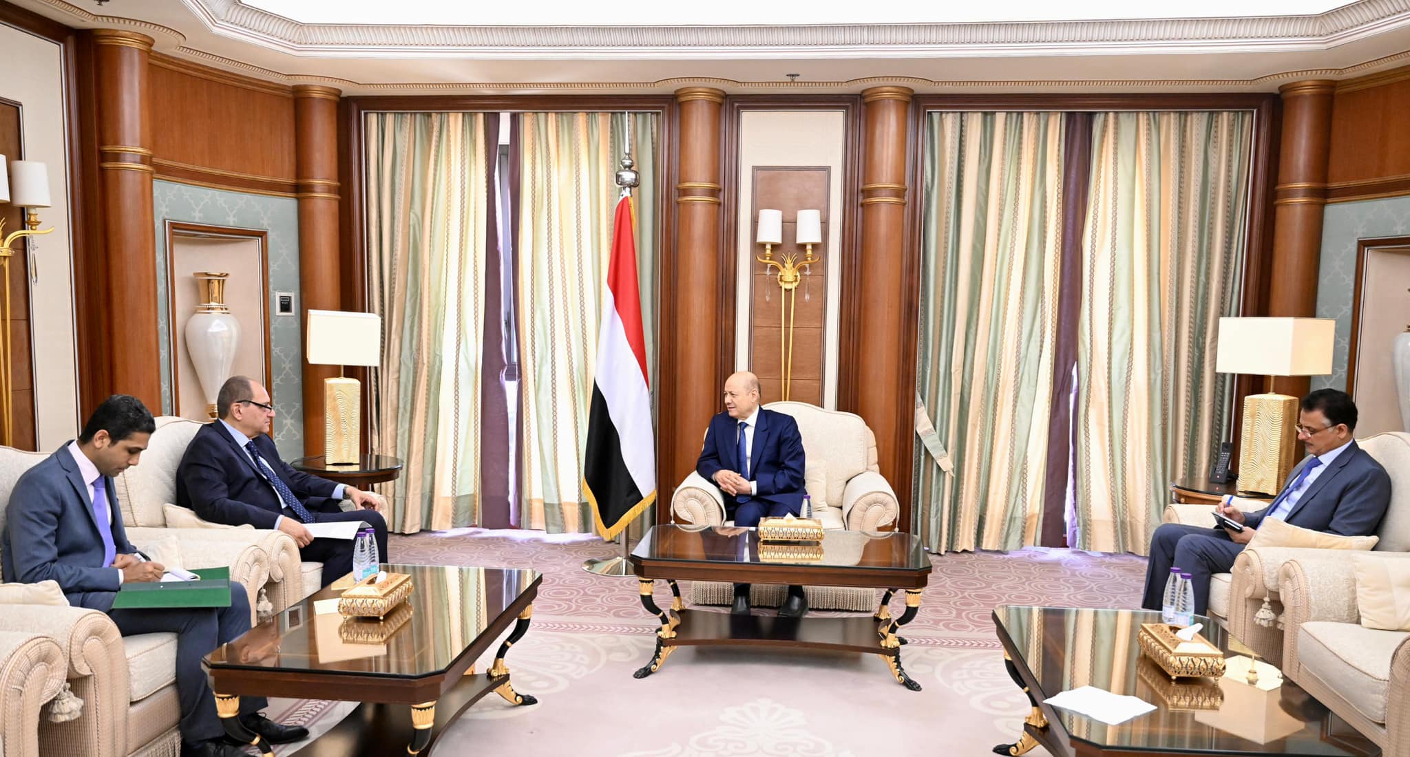 THE EGYPTIAN AMBASSADOR TO YEMEN INFORMS THE PRESIDENT OF THE PRESIDENTIAL LEADERSHIP COUNCIL ABOUT PRESIDENT SISI'S DIRECTIVES REGARDING THE FACILITIES REQUIRED FOR YEMENI RESIDENTS AND EXPATRIATES Mon ، 28 Aug 2023 