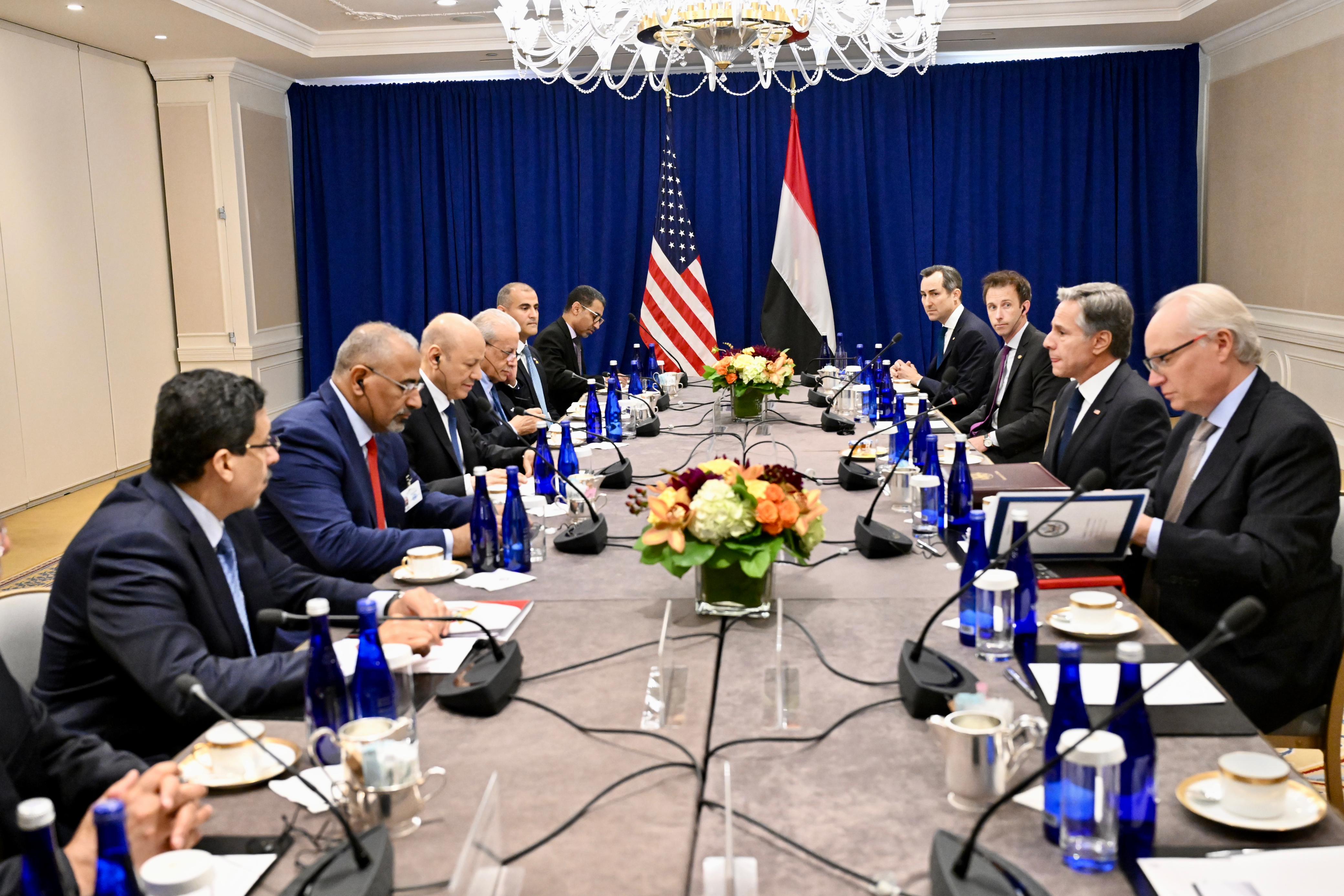 PRESIDENT OF THE PRESIDENTIAL LEADERSHIP COUNCIL DISCUSSES WITH THE US SECRETARY OF STATE BILATERAL RELATIONS AND OPPORTUNITIES TO REVIVE PEACE IN YEMEN Mon ، 18 Sep 2023