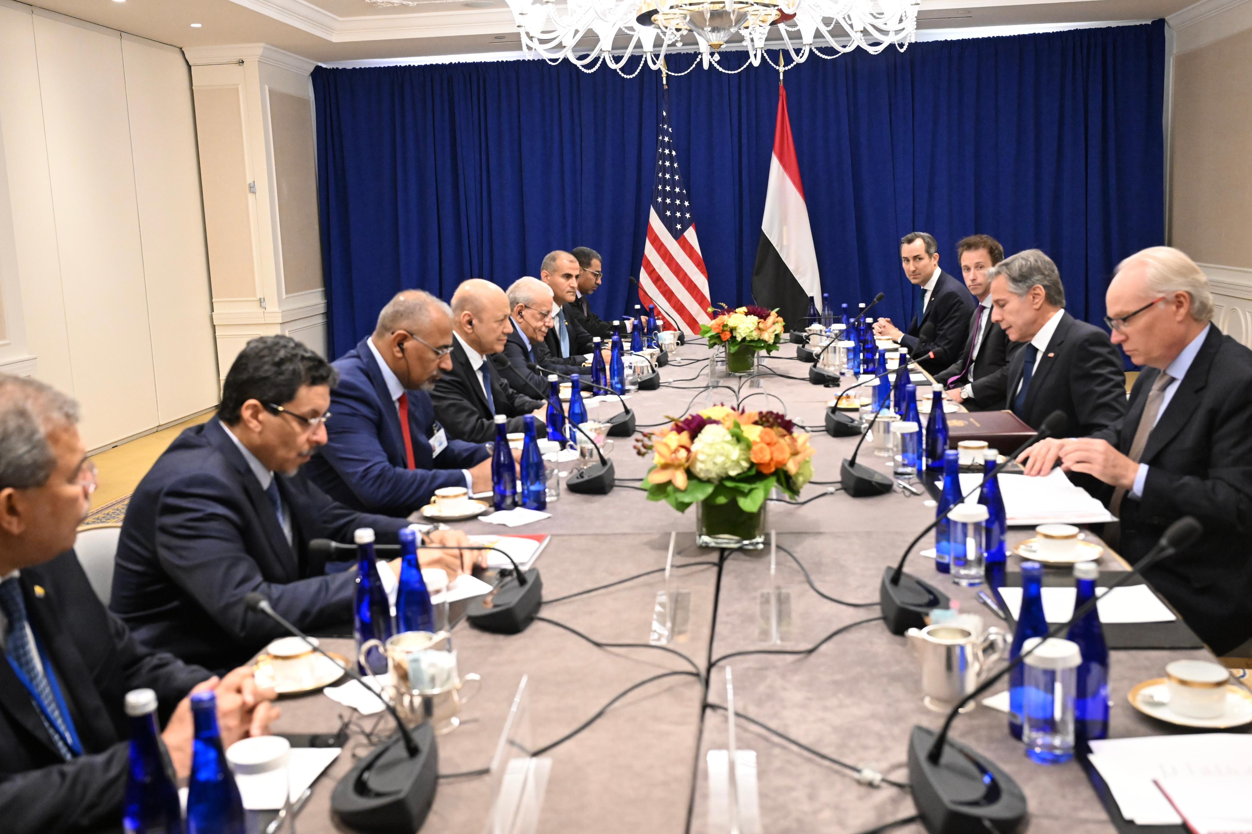 PRESIDENT OF THE PRESIDENTIAL LEADERSHIP COUNCIL DISCUSSES WITH THE US SECRETARY OF STATE BILATERAL RELATIONS AND OPPORTUNITIES TO REVIVE PEACE IN YEMEN Mon ، 18 Sep 2023