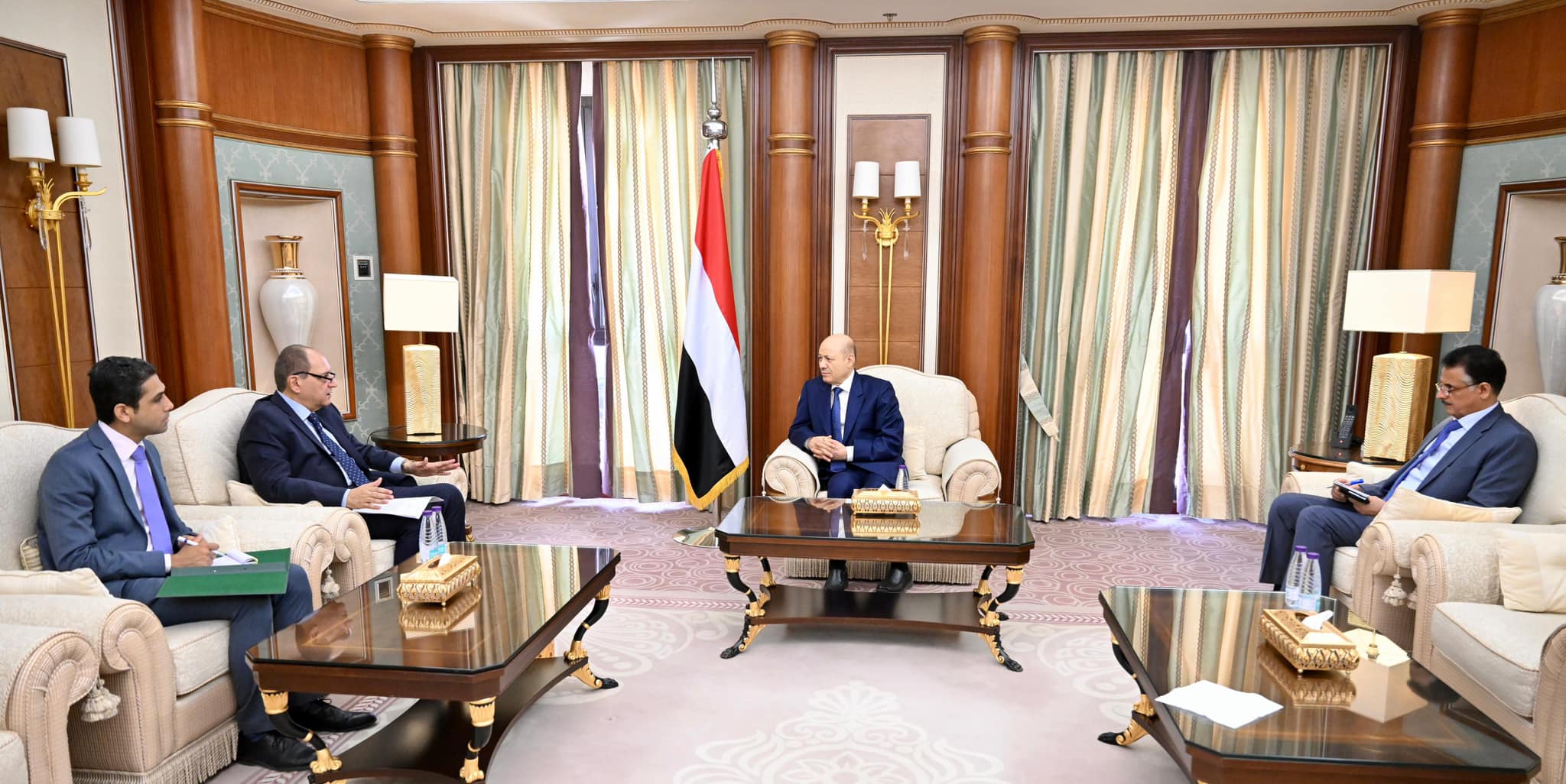 THE EGYPTIAN AMBASSADOR TO YEMEN INFORMS THE PRESIDENT OF THE PRESIDENTIAL LEADERSHIP COUNCIL ABOUT PRESIDENT SISI'S DIRECTIVES REGARDING THE FACILITIES REQUIRED FOR YEMENI RESIDENTS AND EXPATRIATES Mon ، 28 Aug 2023 