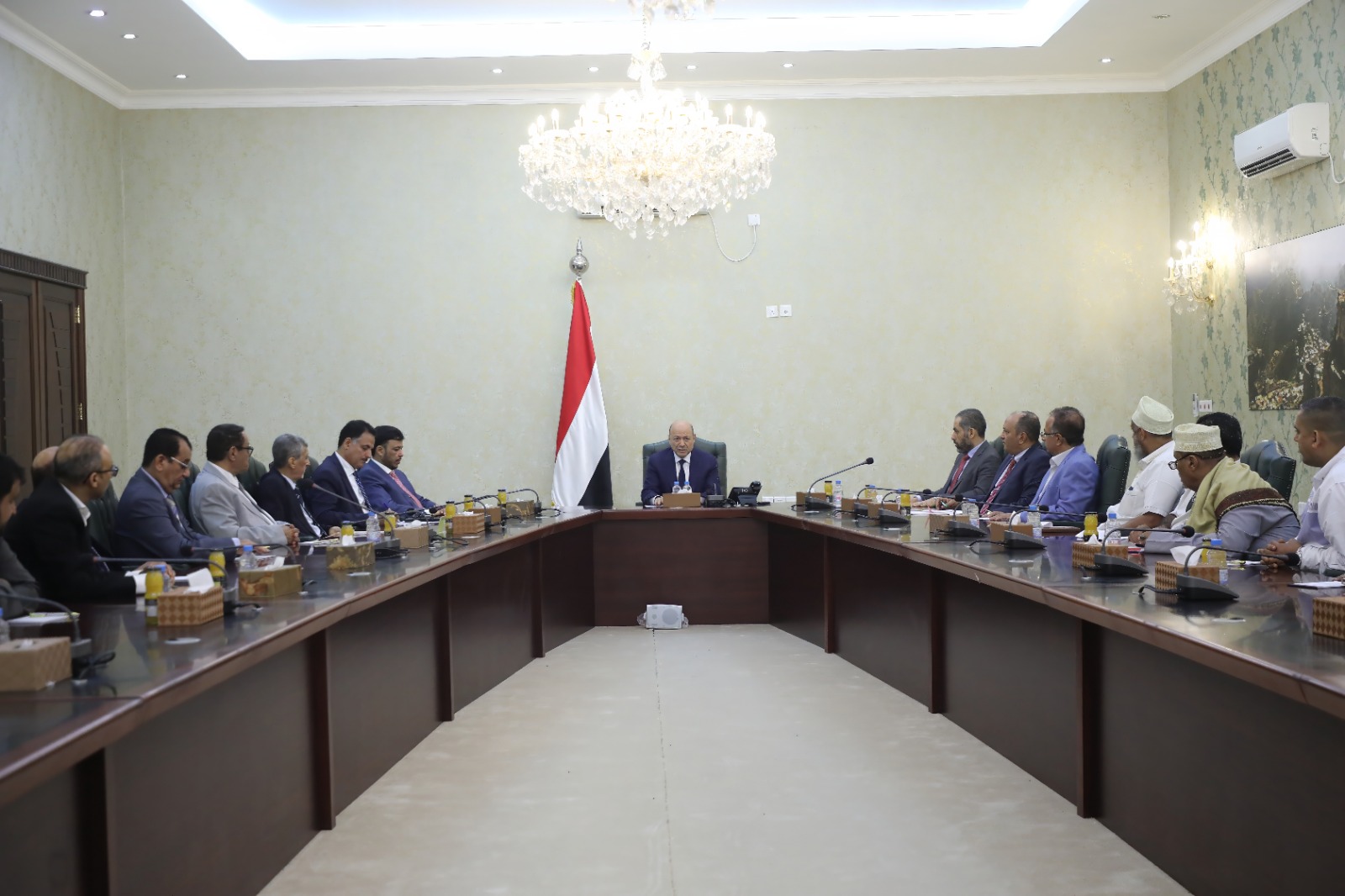 President Al-Alimi Meets with  Representatives of Private Sector