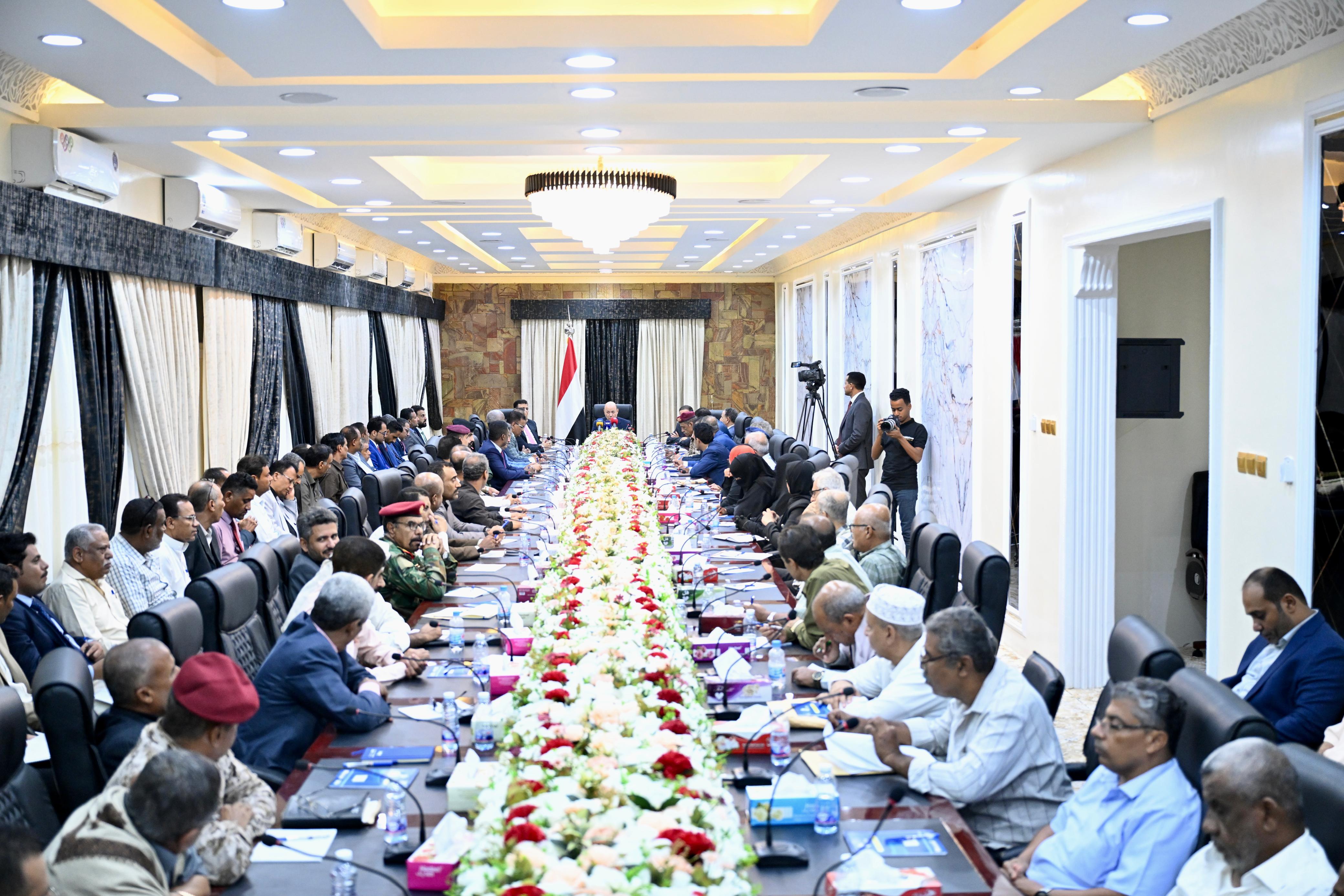 President Al-Alimi holds meeting with Leaderships of Local Authority and Executive Office in Hadhramaut