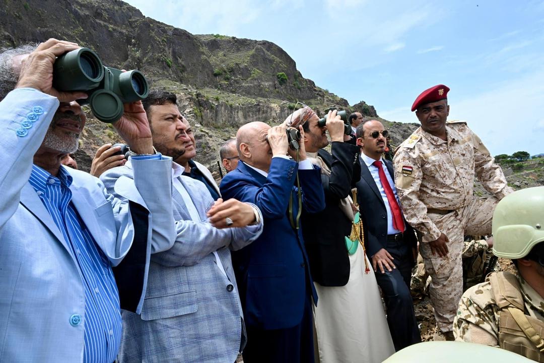 President Al-Alimi And The Two PLC’S Members Visit 35th Armored Brigade command and read Al-Fatiha for the Soul of Martyr Al-Hamadi