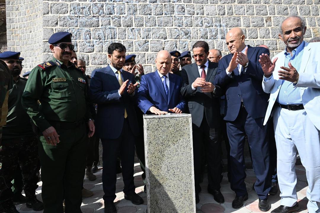 President Al-Alimi and the two PLC’s  members lay foundation stone for Martyrs' Memorial in Taiz