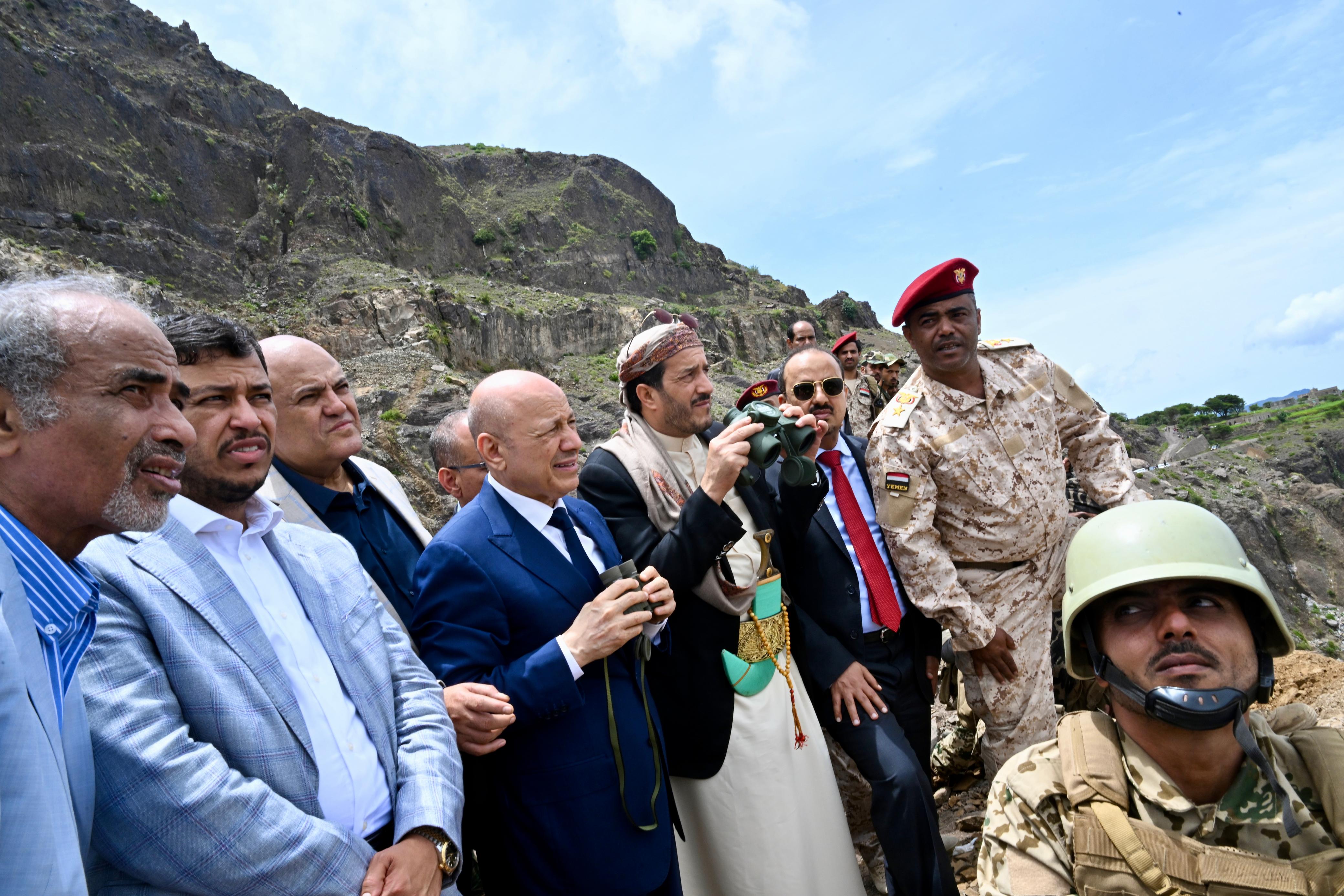 President Al-Alimi inspects military fronts in Taiz