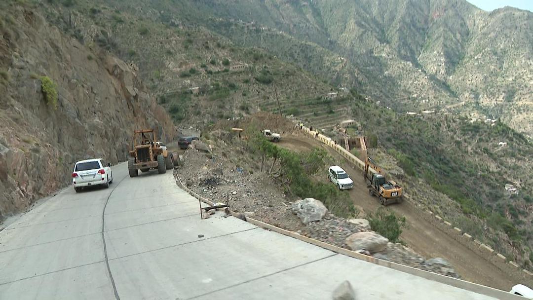 President Al-Alimi Along With Abdullah Al-Alimi And Othman Mujli, Members Of The PLC Inspect Hayjat Al-Abd Strategic Road Project