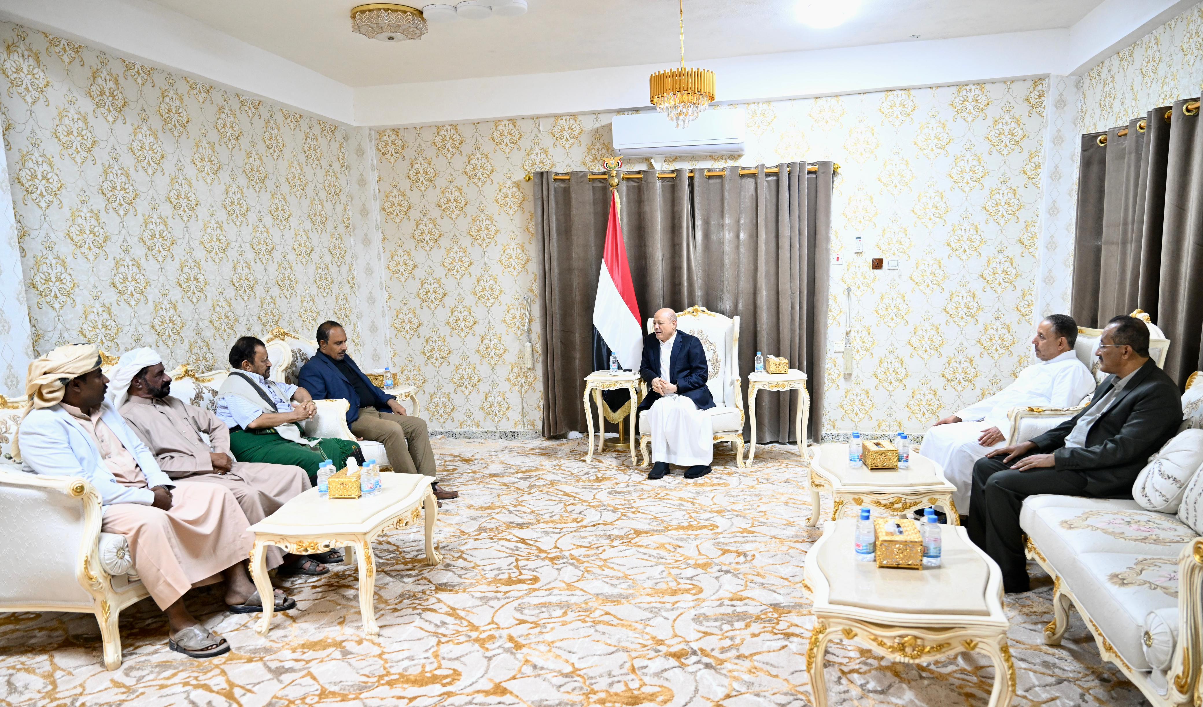 President praises honorable positions of Hadramaut citizens for supporting those affected by “Tej” in Al-Mahra