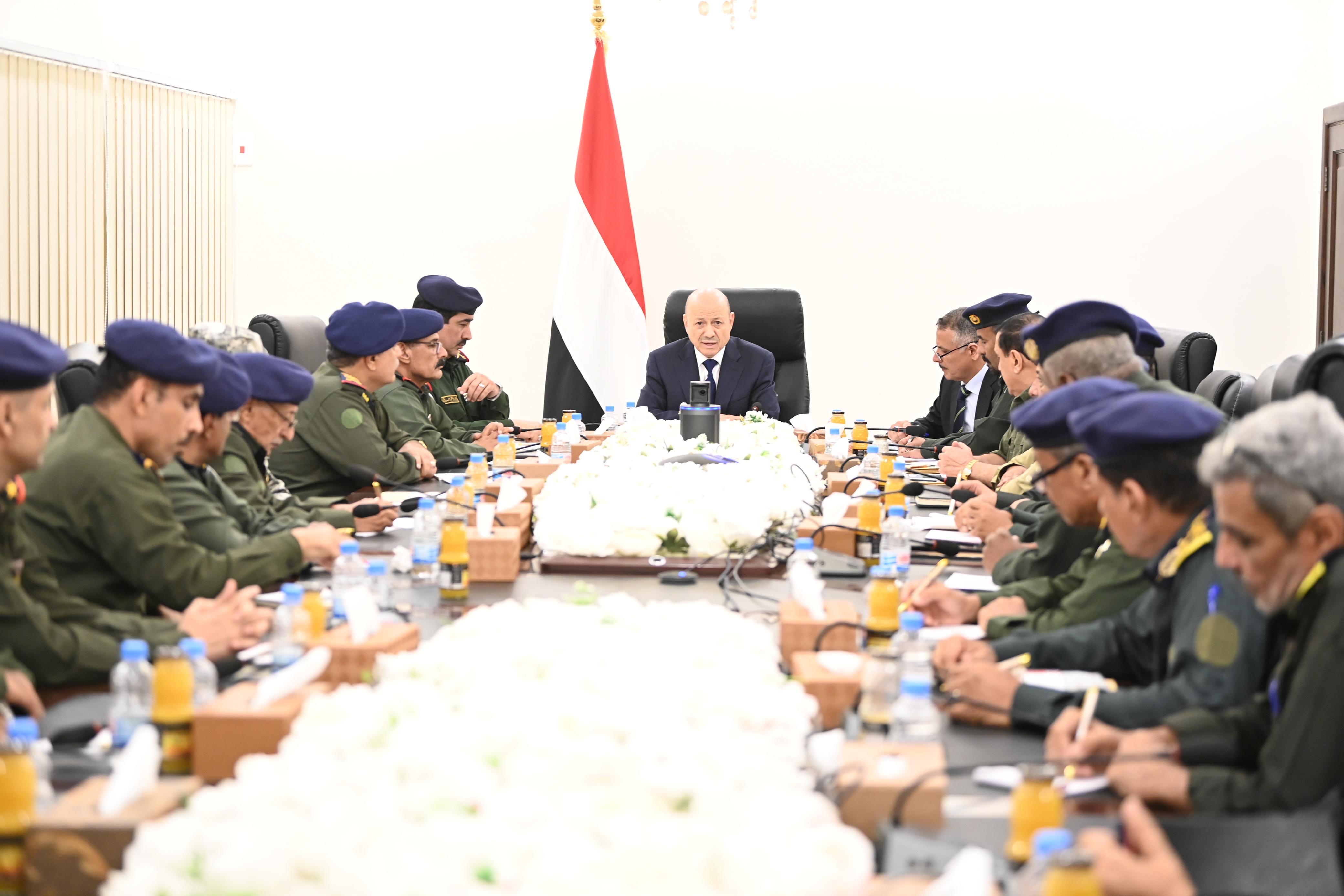 PRESIDENT AL-ALIMI MEETS WITH MINISTRY OF INTERIOR LEADERSHIP, HEADS OF SECURITY AGENCIES, AND GENERAL DIRECTORS OF POLICE IN GOVERNORATES Wed ، 27 Mar 2024