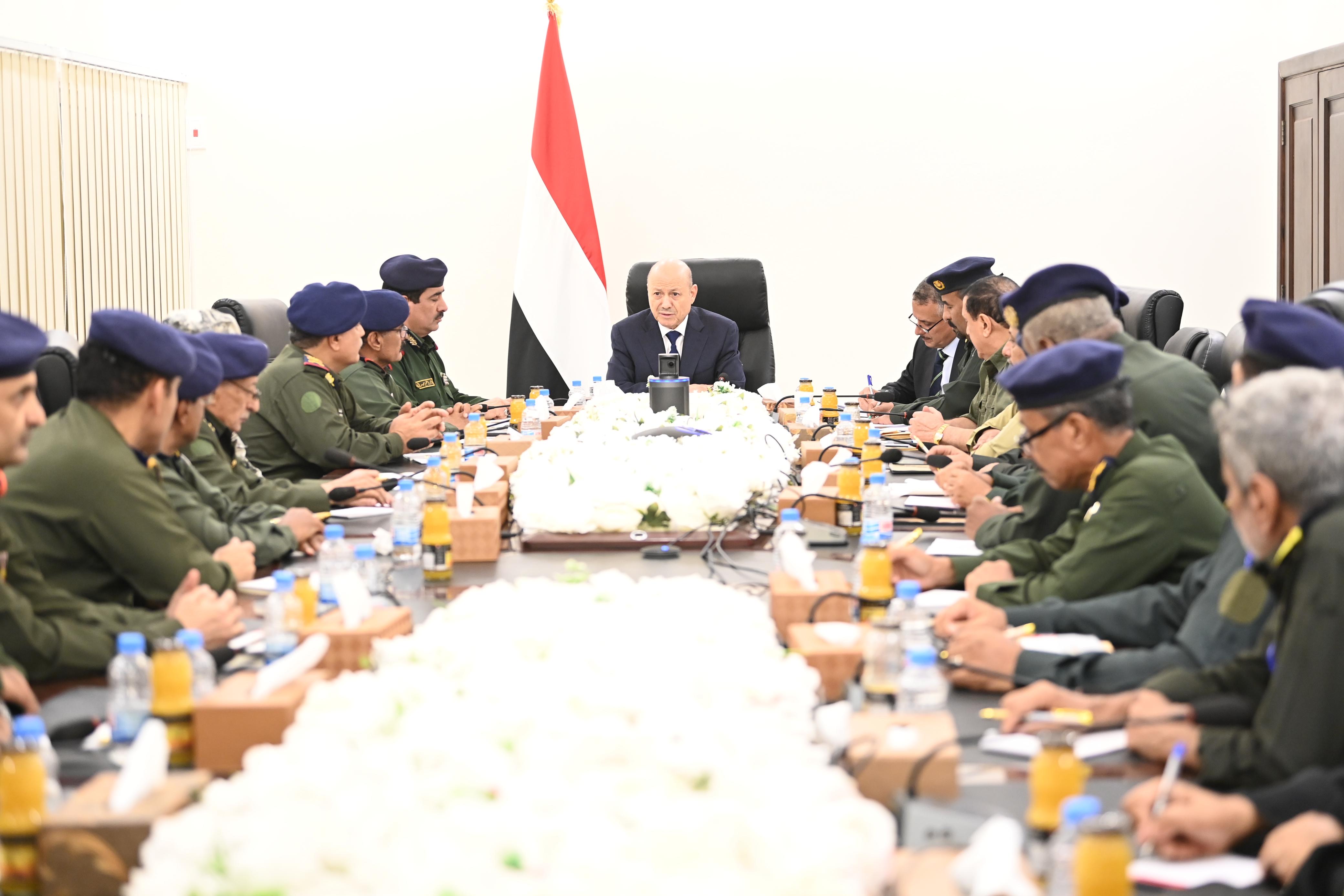 PRESIDENT AL-ALIMI MEETS WITH MINISTRY OF INTERIOR LEADERSHIP, HEADS OF SECURITY AGENCIES, AND GENERAL DIRECTORS OF POLICE IN GOVERNORATES Wed ، 27 Mar 2024