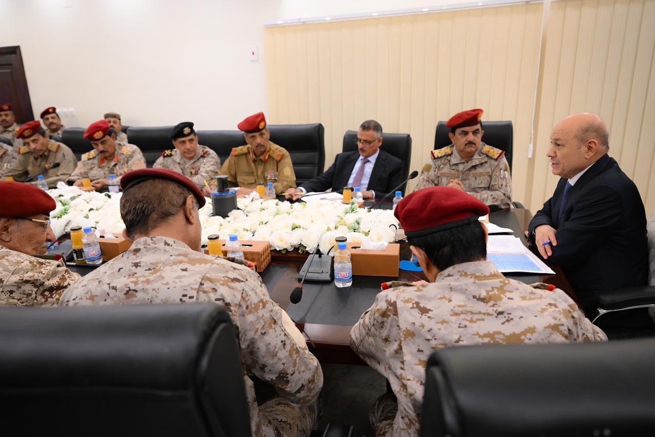 PRESIDENT AL-ALIMI MEETS WITH LEADERSHIP OF MINISTRY OF DEFENSE, CHIEF OF GENERAL STAFF, AND COMMANDERS OF MILITARY, REGIONS, AND AXES FORCES Mon ، 25 Mar 2024