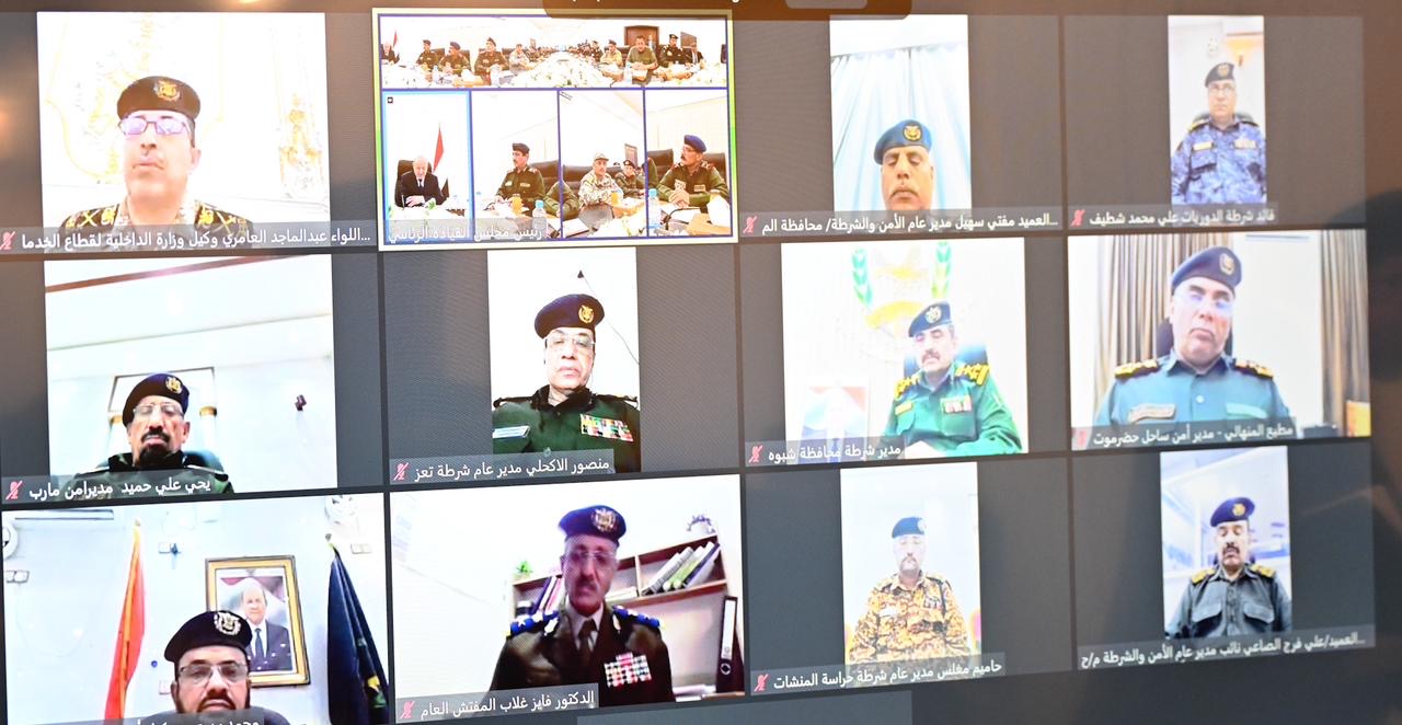 PRESIDENT AL-ALIMI MEETS WITH MINISTRY OF INTERIOR LEADERSHIP, HEADS OF SECURITY AGENCIES, AND GENERAL DIRECTORS OF POLICE IN GOVERNORATES Wed ، 27 Mar 2024