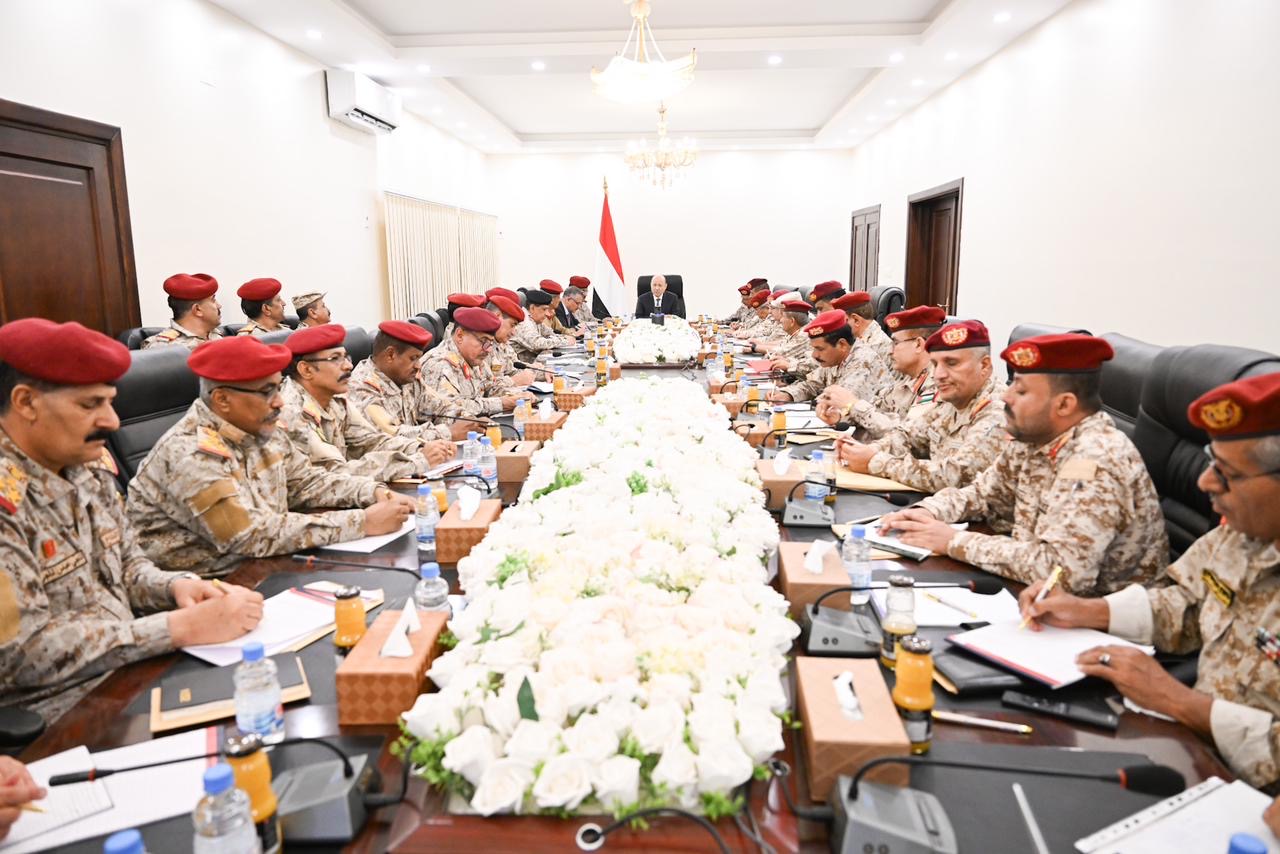 PRESIDENT AL-ALIMI MEETS WITH LEADERSHIP OF MINISTRY OF DEFENSE, CHIEF OF GENERAL STAFF, AND COMMANDERS OF MILITARY, REGIONS, AND AXES FORCES Mon ، 25 Mar 2024