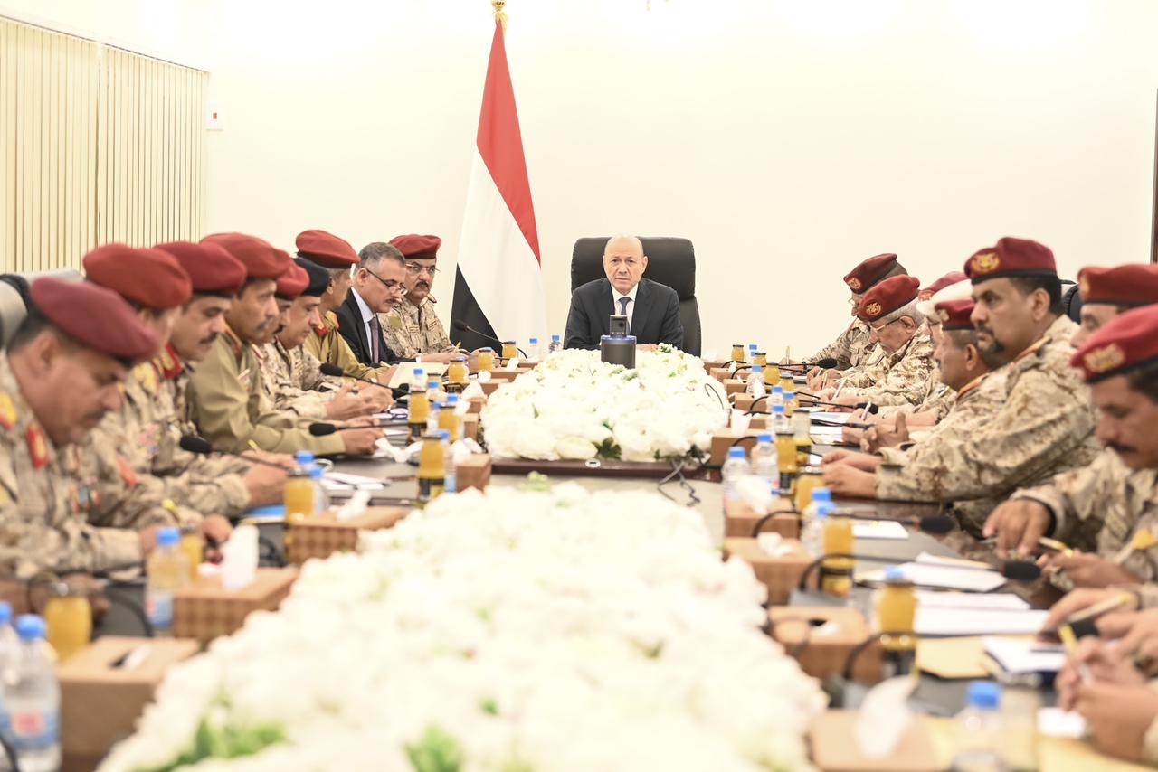 PRESIDENT AL-ALIMI MEETS WITH LEADERSHIP OF MINISTRY OF DEFENSE, CHIEF OF GENERAL STAFF, AND COMMANDERS OF MILITARY, REGIONS, AND AXES FORCES Mon ، 25 Mar 2024